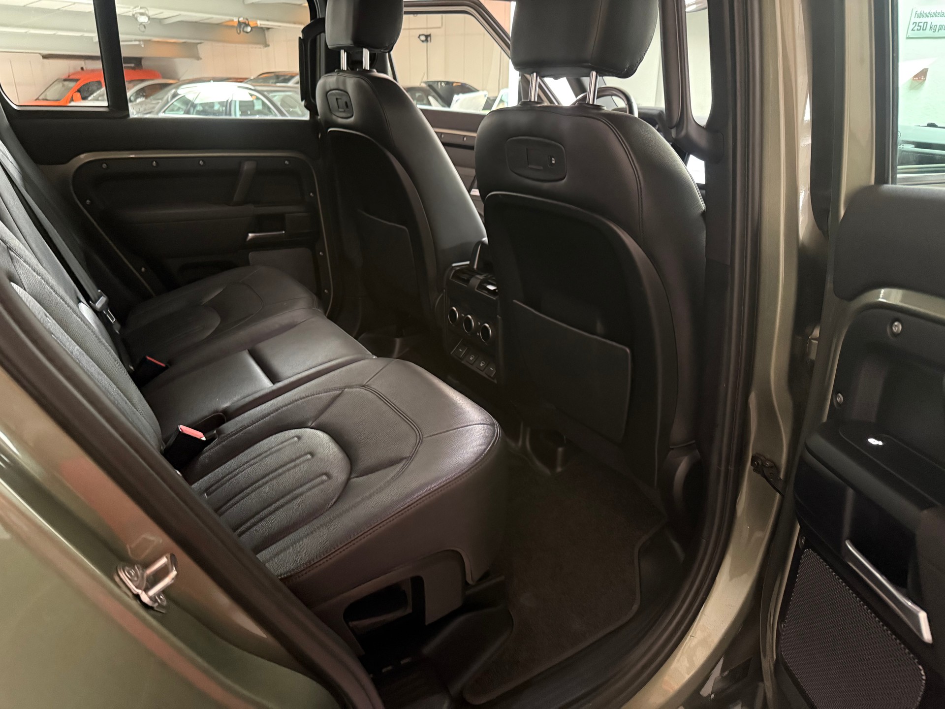 LAND ROVER Defender 110 3.0 D I6 200 AWD AT8-image-19