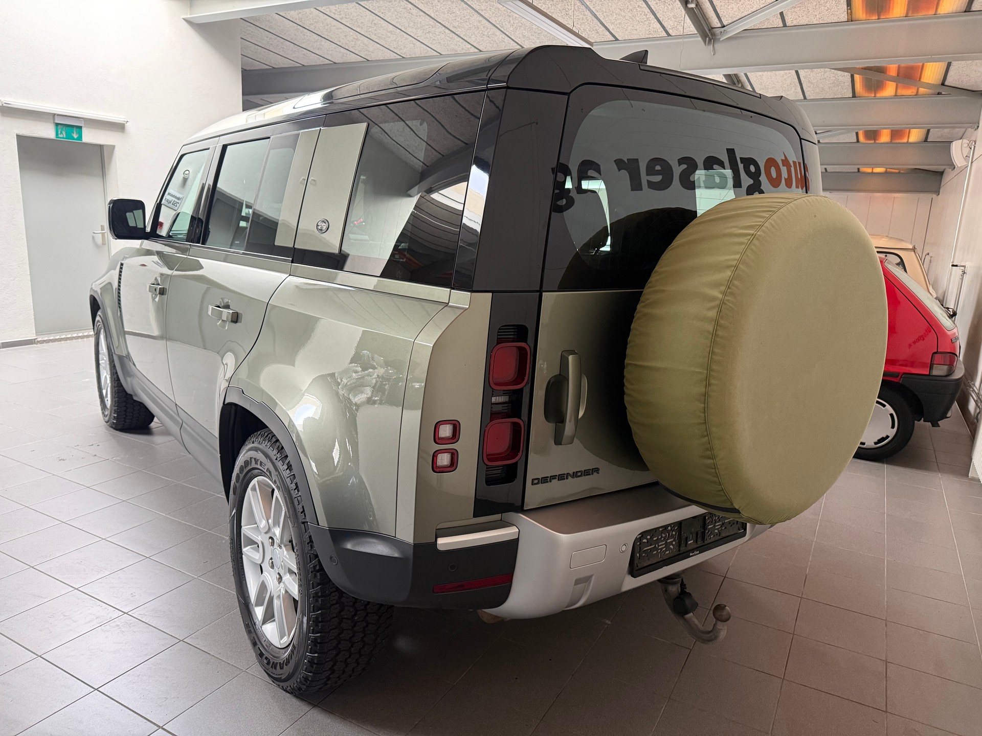LAND ROVER Defender 110 3.0 D I6 200 AWD AT8-image-6