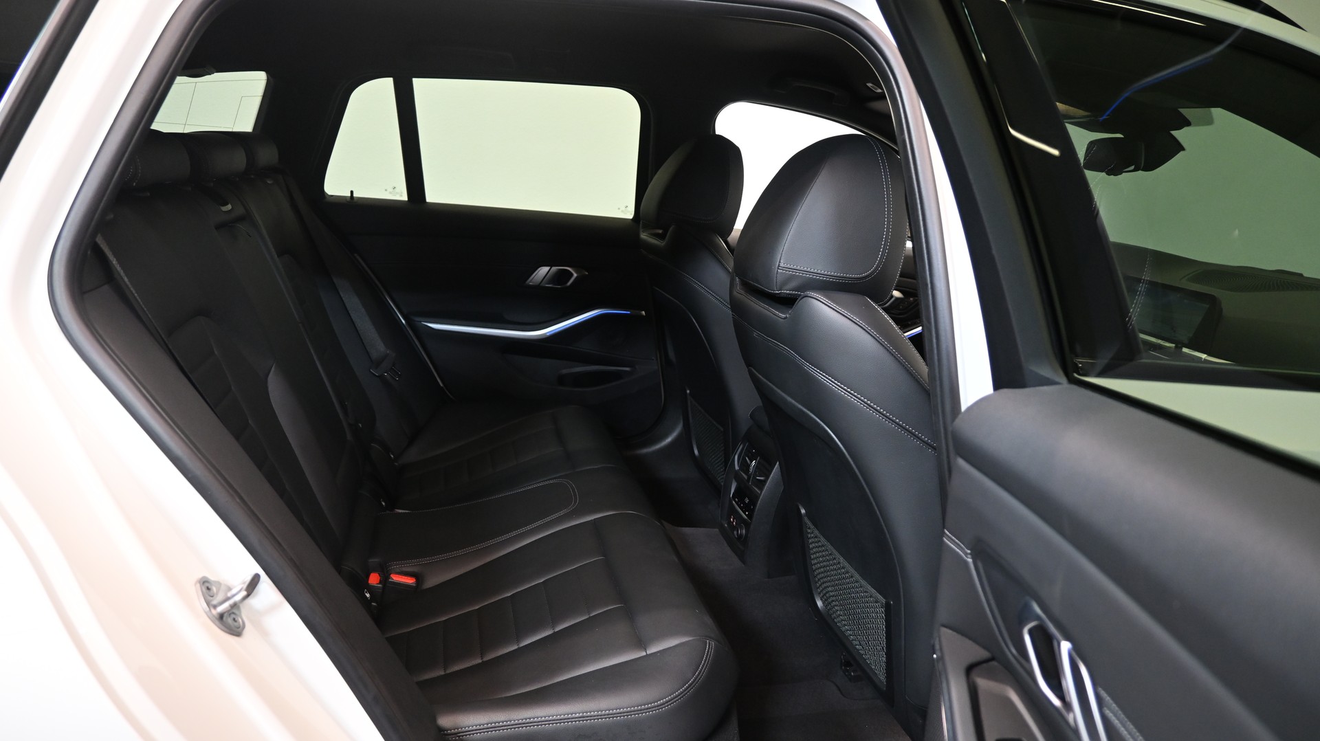 BMW 320d xDrive Touring M Sport Steptronic-image-5