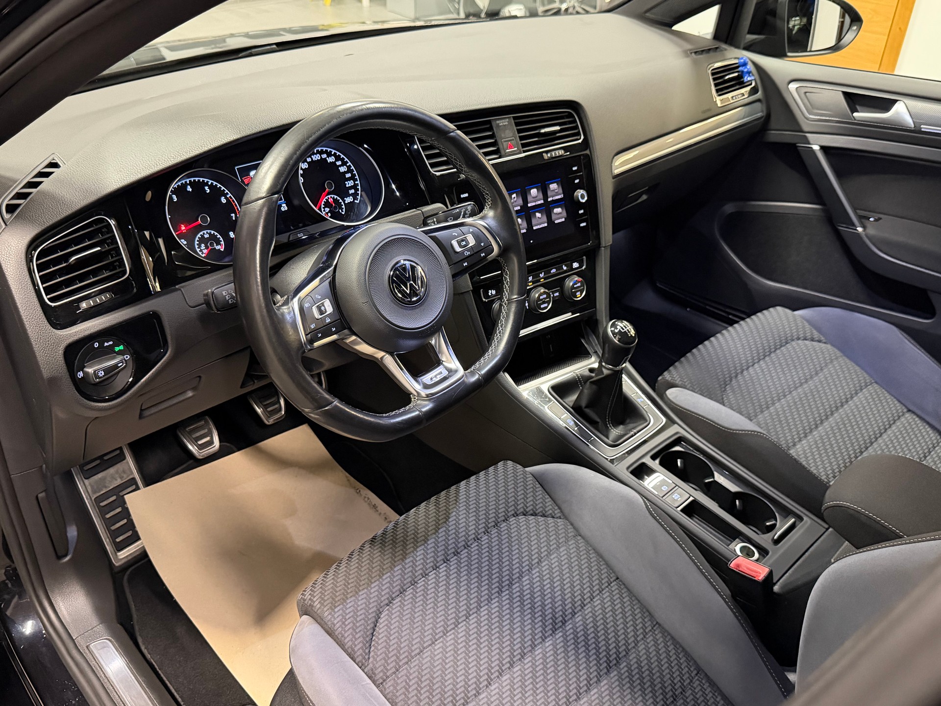 VW Golf 1.5 TSI EVO Highline-image-19