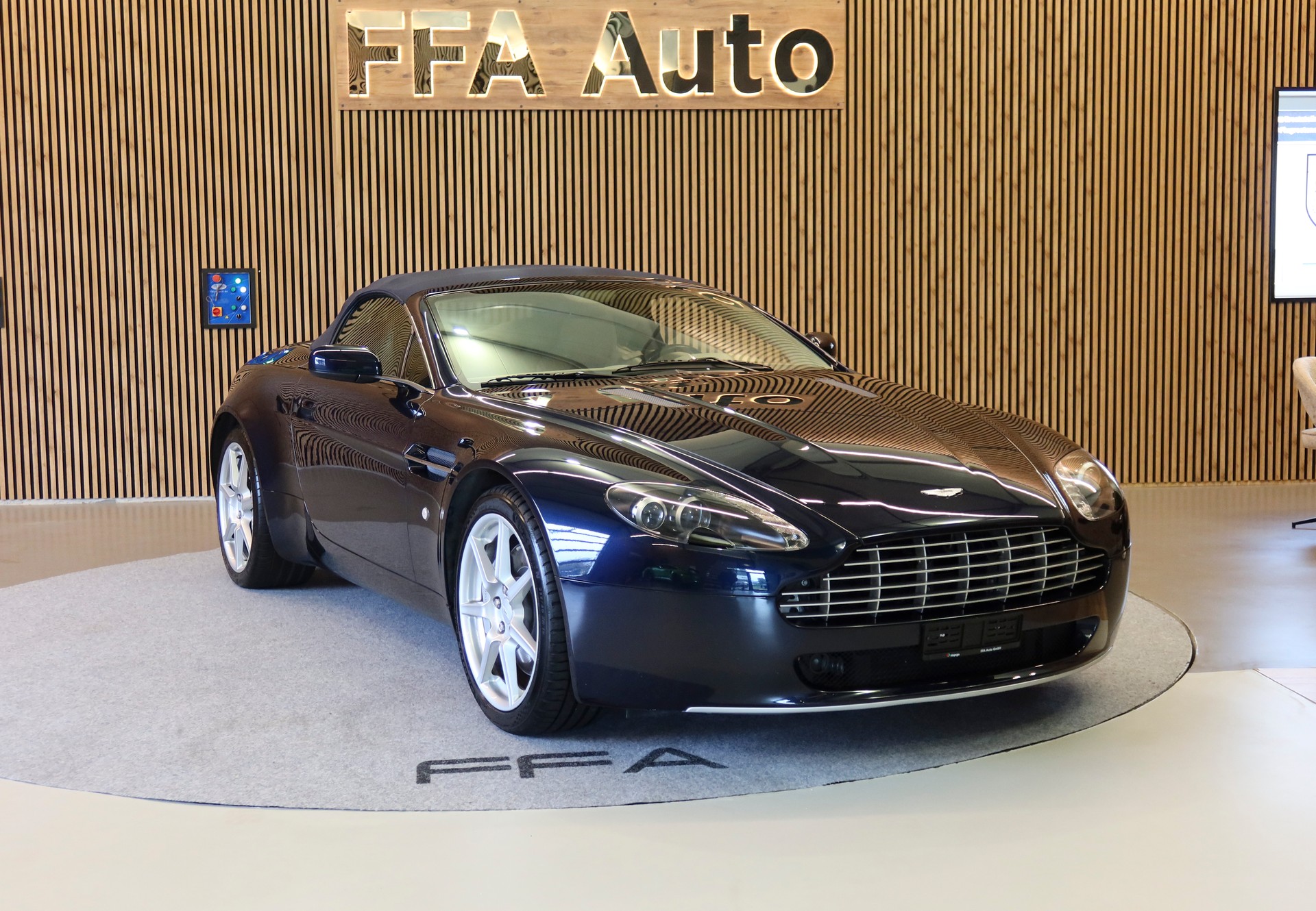 ASTON MARTIN V8 Vantage Roadster 4.3-image-4