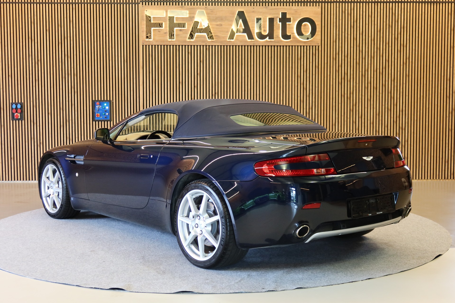 ASTON MARTIN V8 Vantage Roadster 4.3-image-9