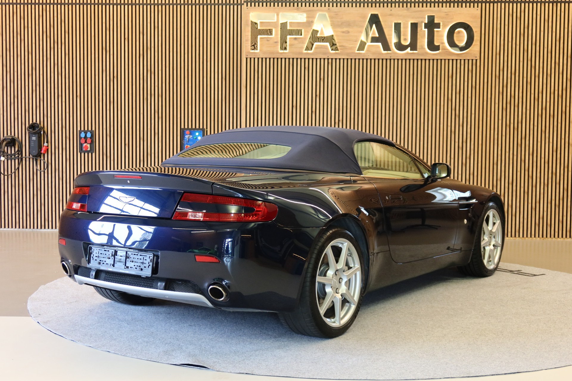 ASTON MARTIN V8 Vantage Roadster 4.3-image-7