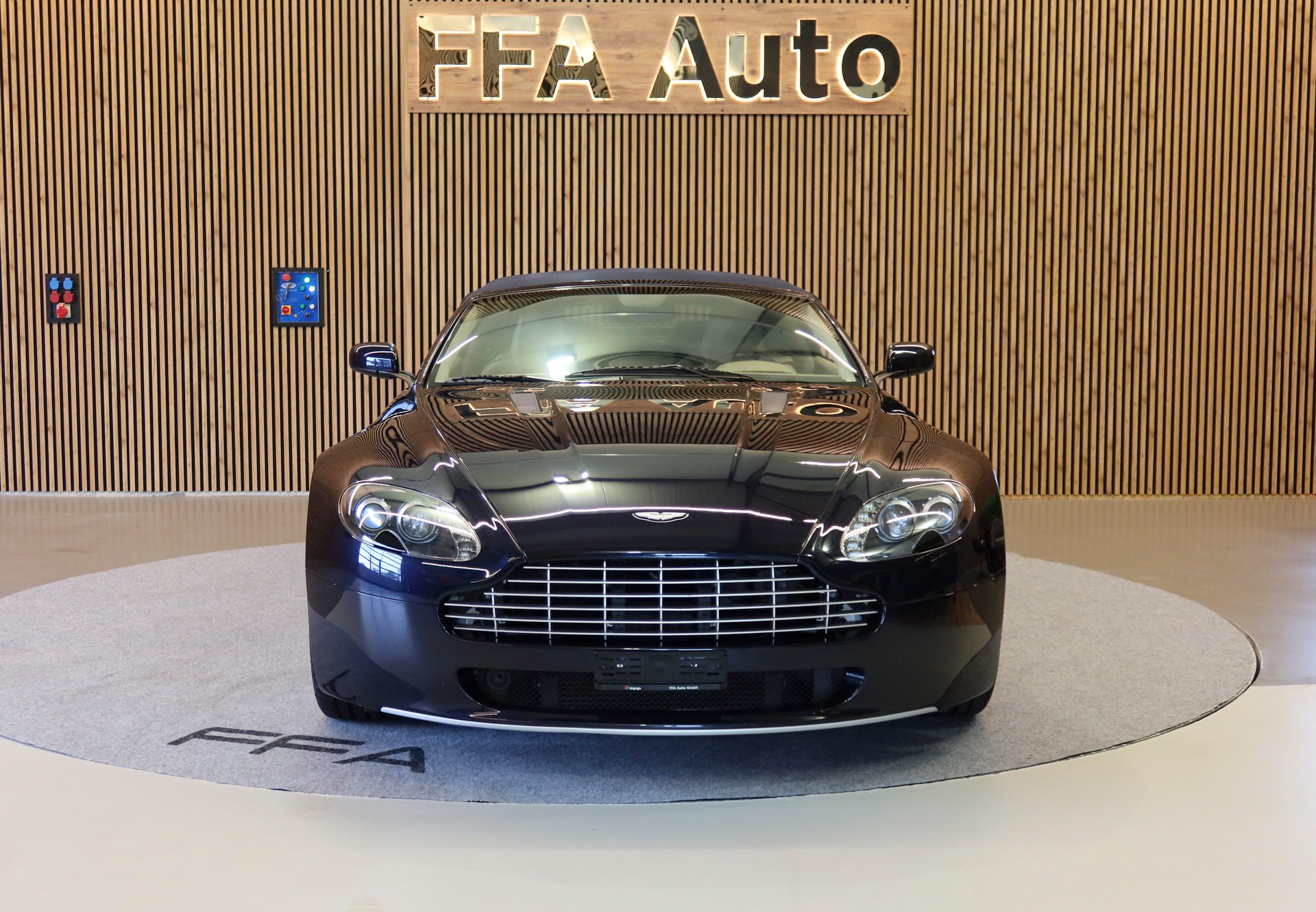 ASTON MARTIN V8 Vantage Roadster 4.3-image-2