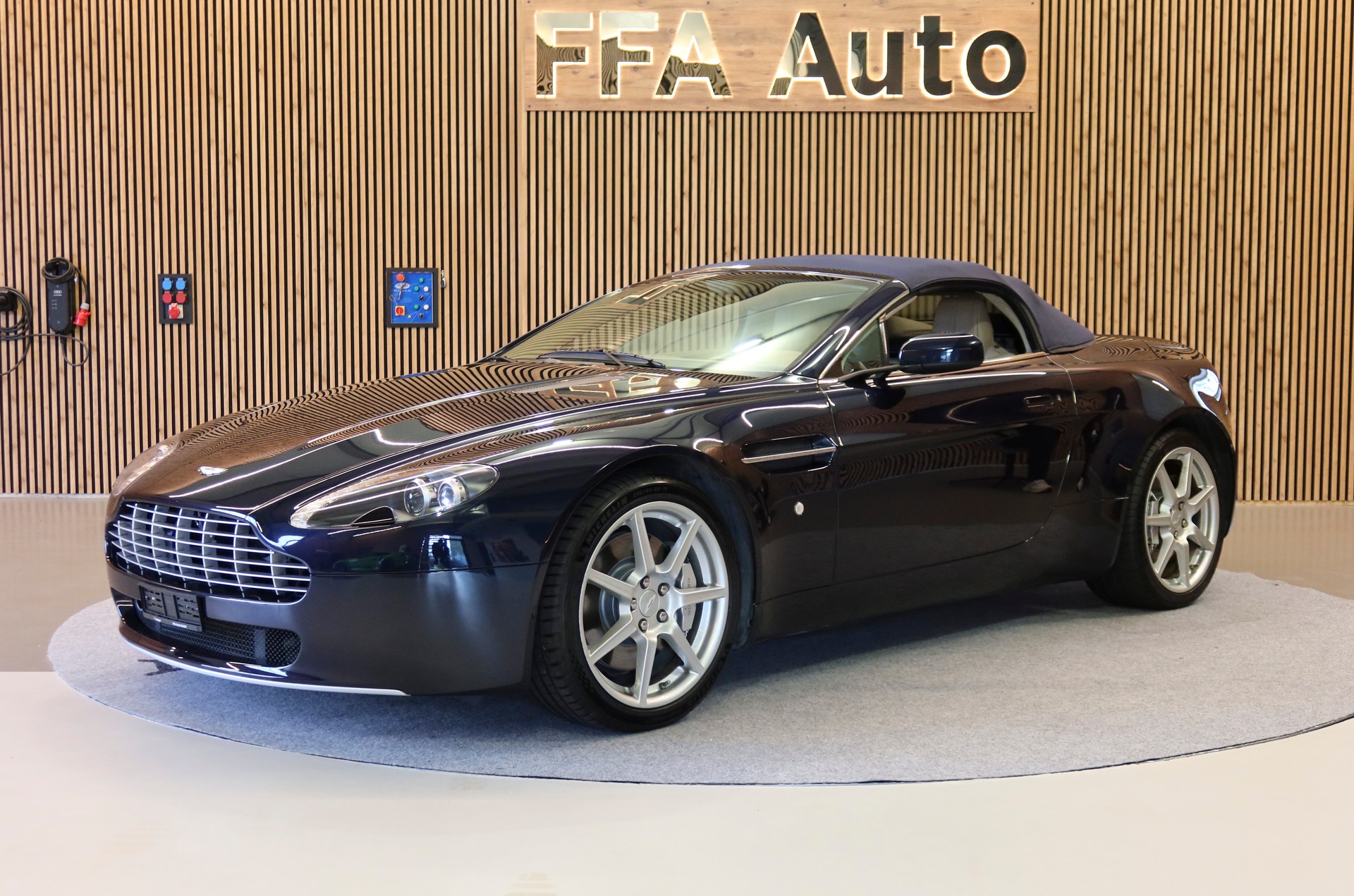 ASTON MARTIN V8 Vantage Roadster 4.3-image-0