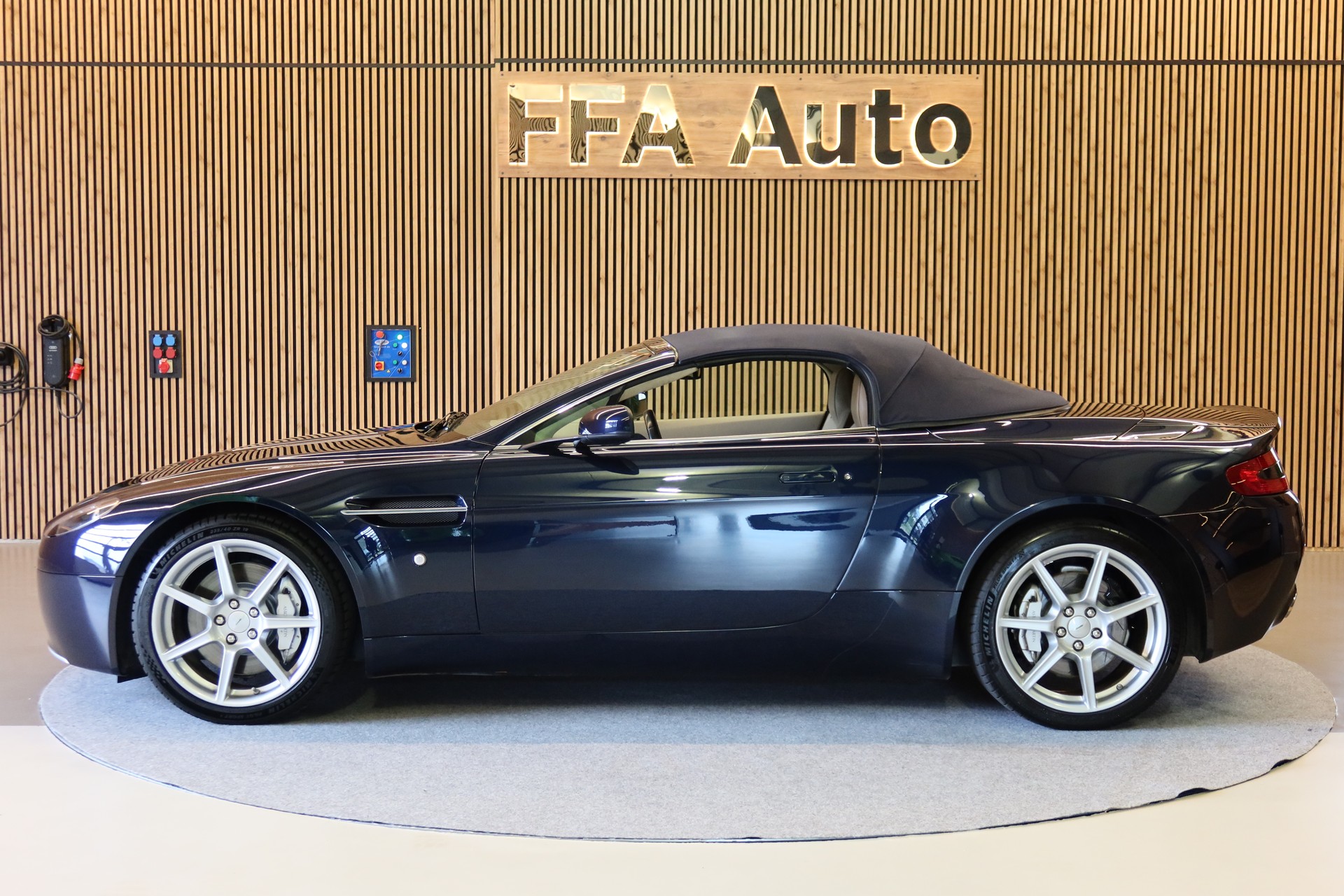 ASTON MARTIN V8 Vantage Roadster 4.3-image-11