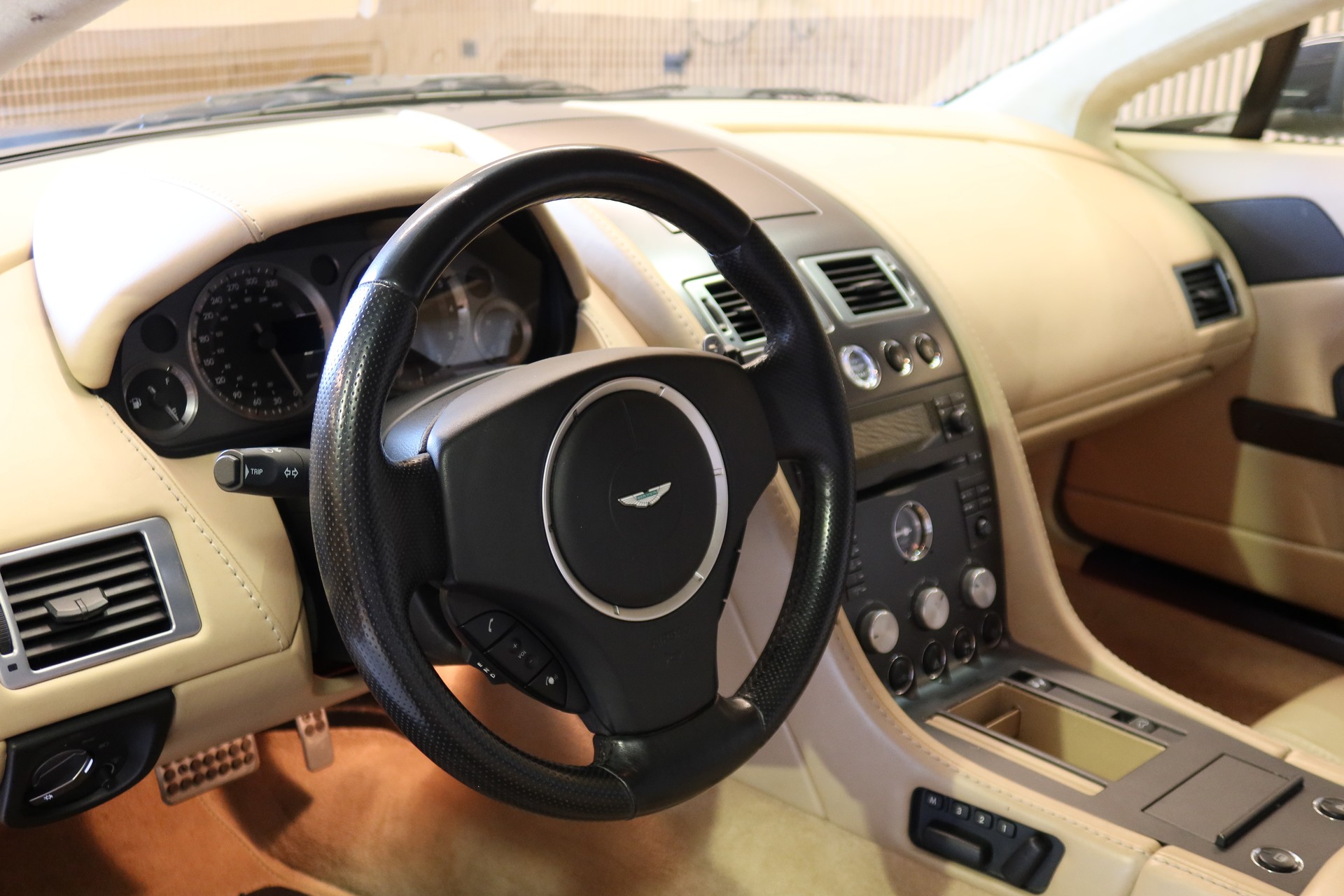 ASTON MARTIN V8 Vantage Roadster 4.3-image-14