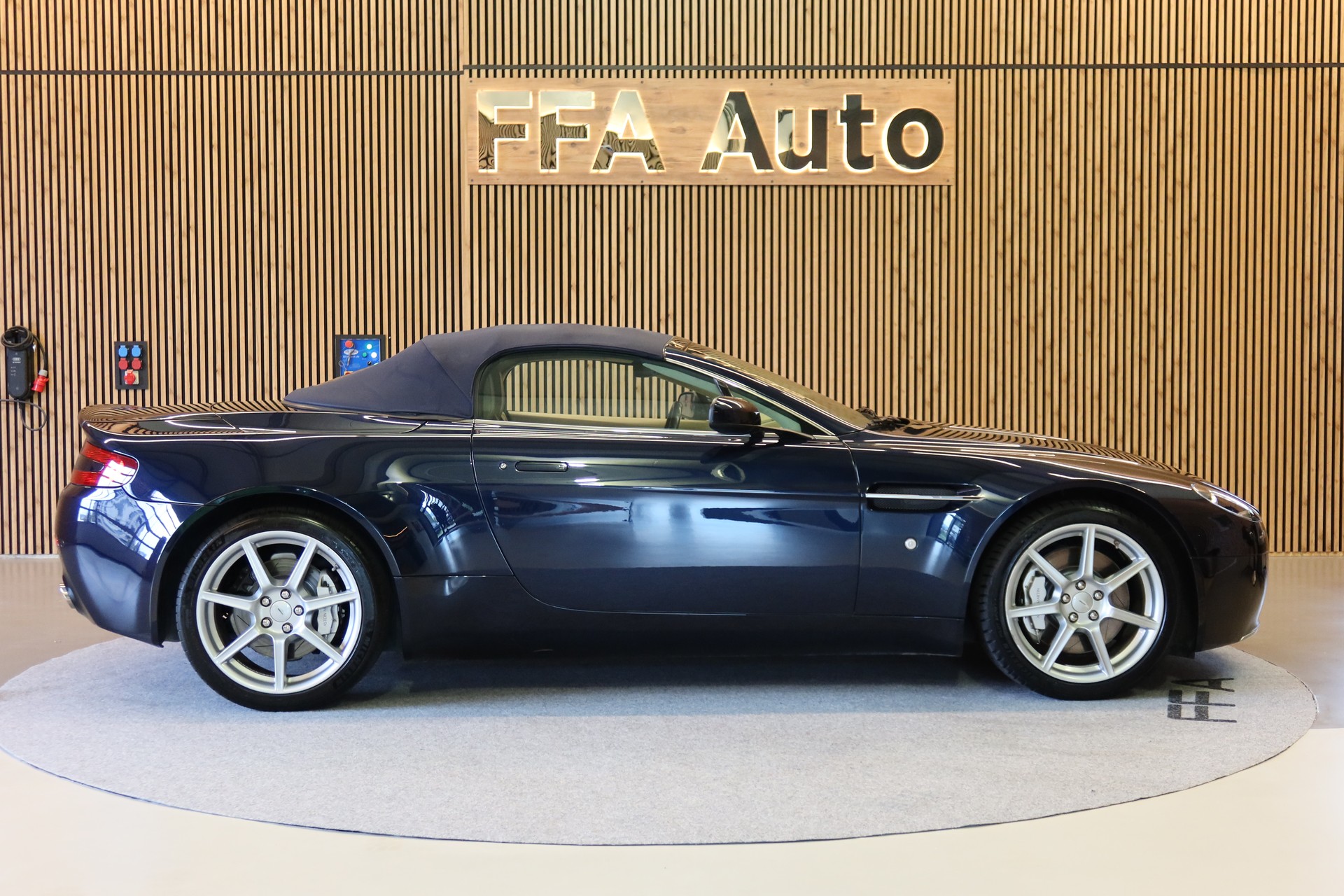 ASTON MARTIN V8 Vantage Roadster 4.3-image-6