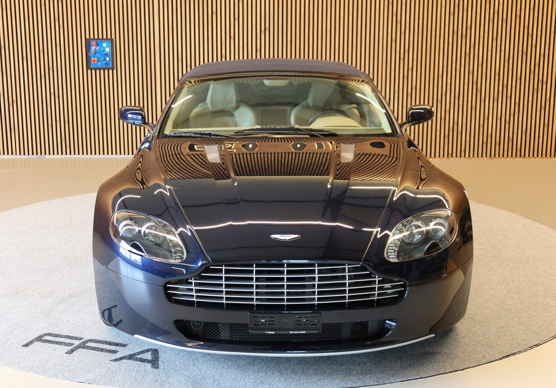 ASTON MARTIN V8 Vantage Roadster 4.3-image-3