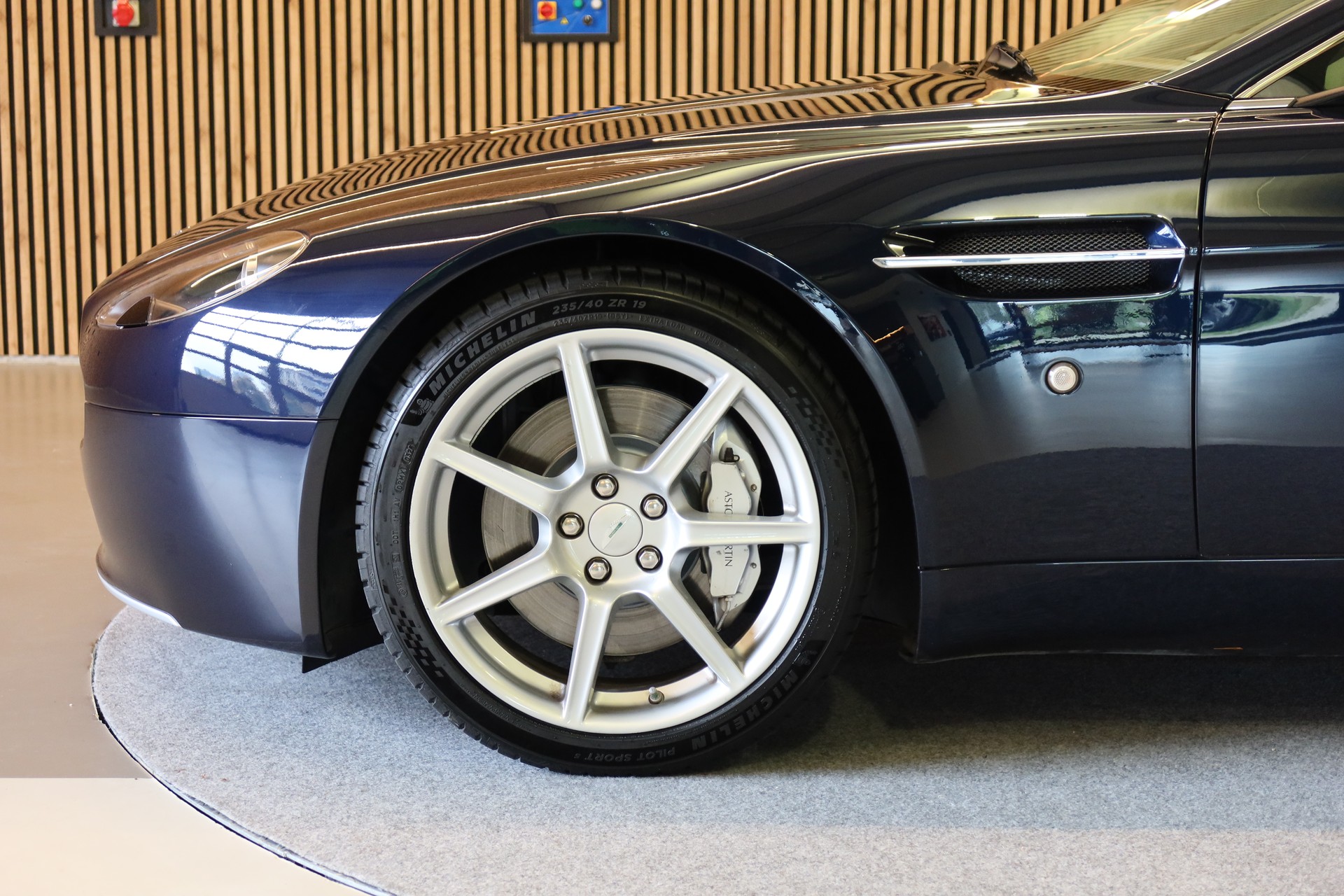 ASTON MARTIN V8 Vantage Roadster 4.3-image-12