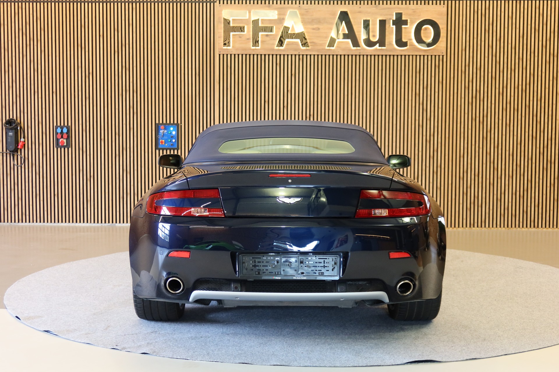ASTON MARTIN V8 Vantage Roadster 4.3-image-8