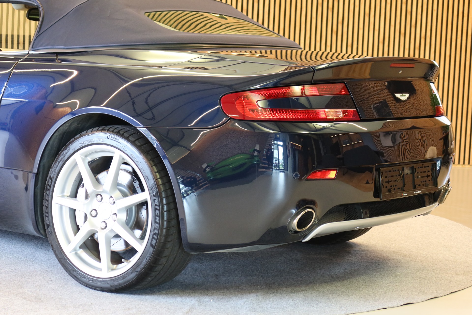 ASTON MARTIN V8 Vantage Roadster 4.3-image-10