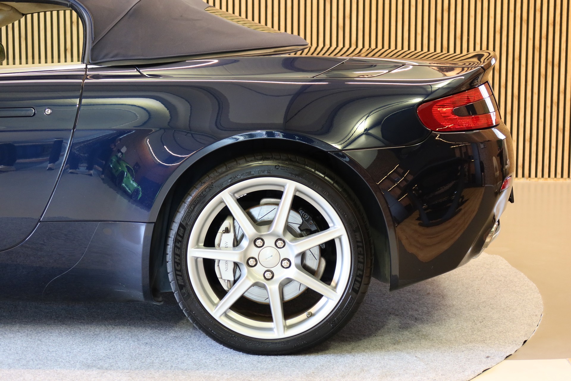 ASTON MARTIN V8 Vantage Roadster 4.3-image-13