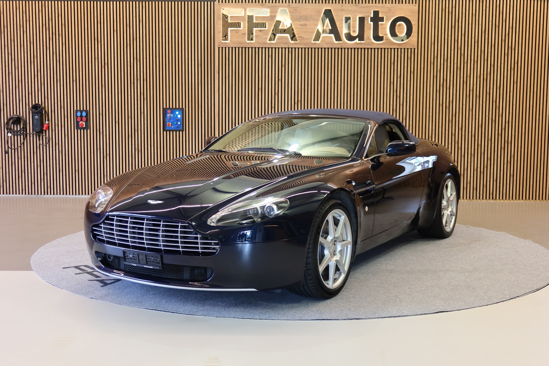 ASTON MARTIN V8 Vantage Roadster 4.3-image-1