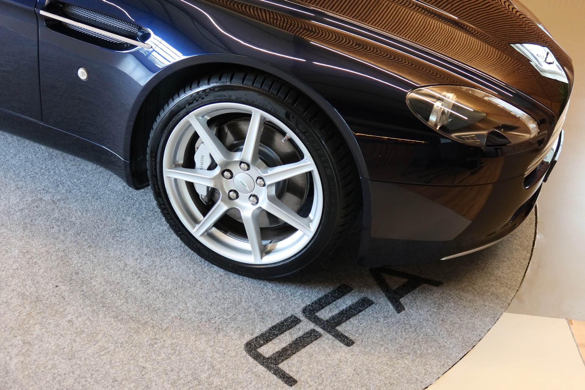 ASTON MARTIN V8 Vantage Roadster 4.3-image-5