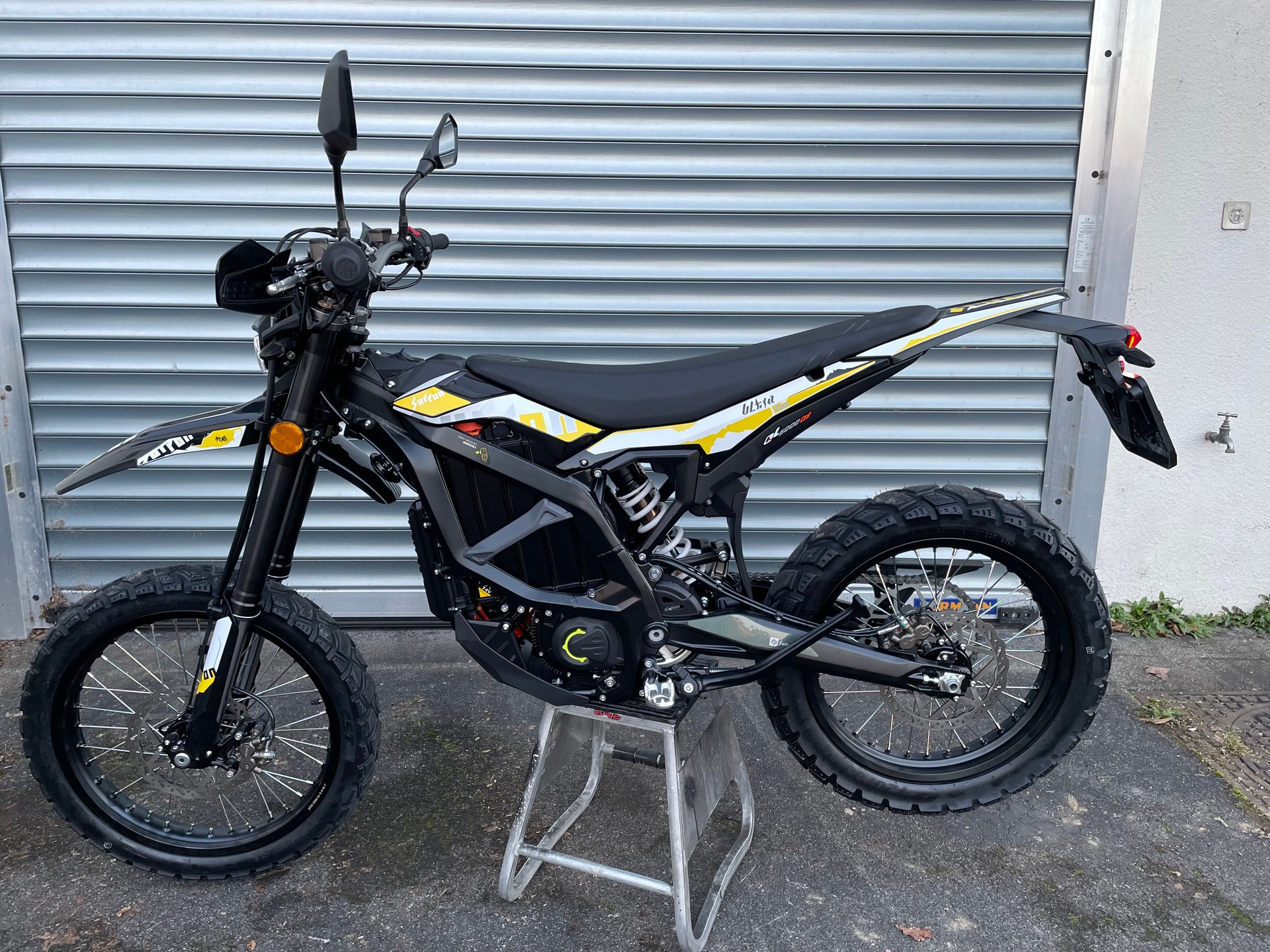 SUR-RON Ultra Bee-showroom-element-1
