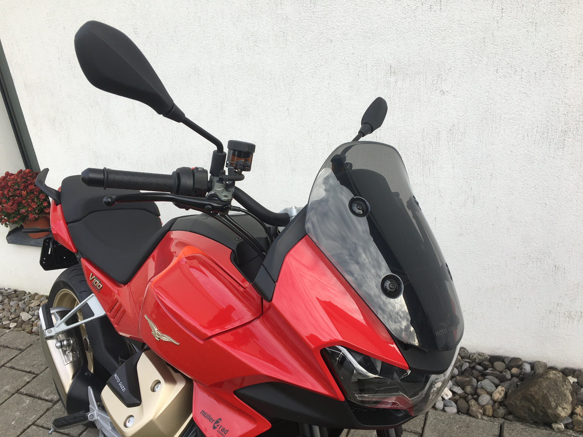 MOTO GUZZI V100 Mandello-showroom-element-2