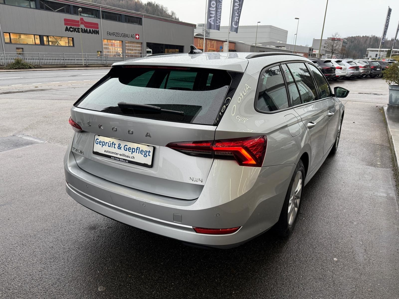 SKODA Octavia Combi 2.0 TDI DSG Ambition 4x4-image-12