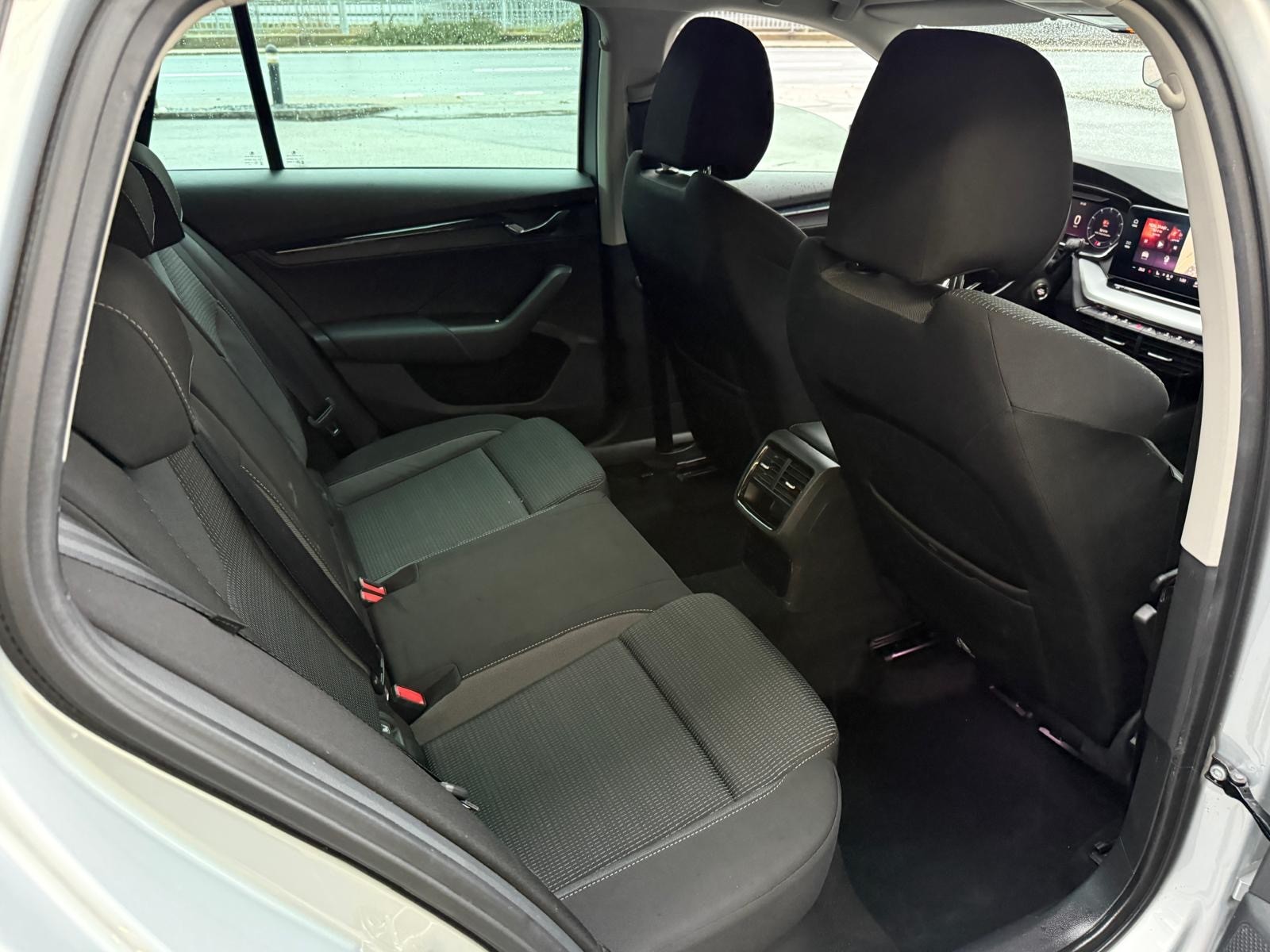 SKODA Octavia Combi 2.0 TDI DSG Ambition 4x4-image-23