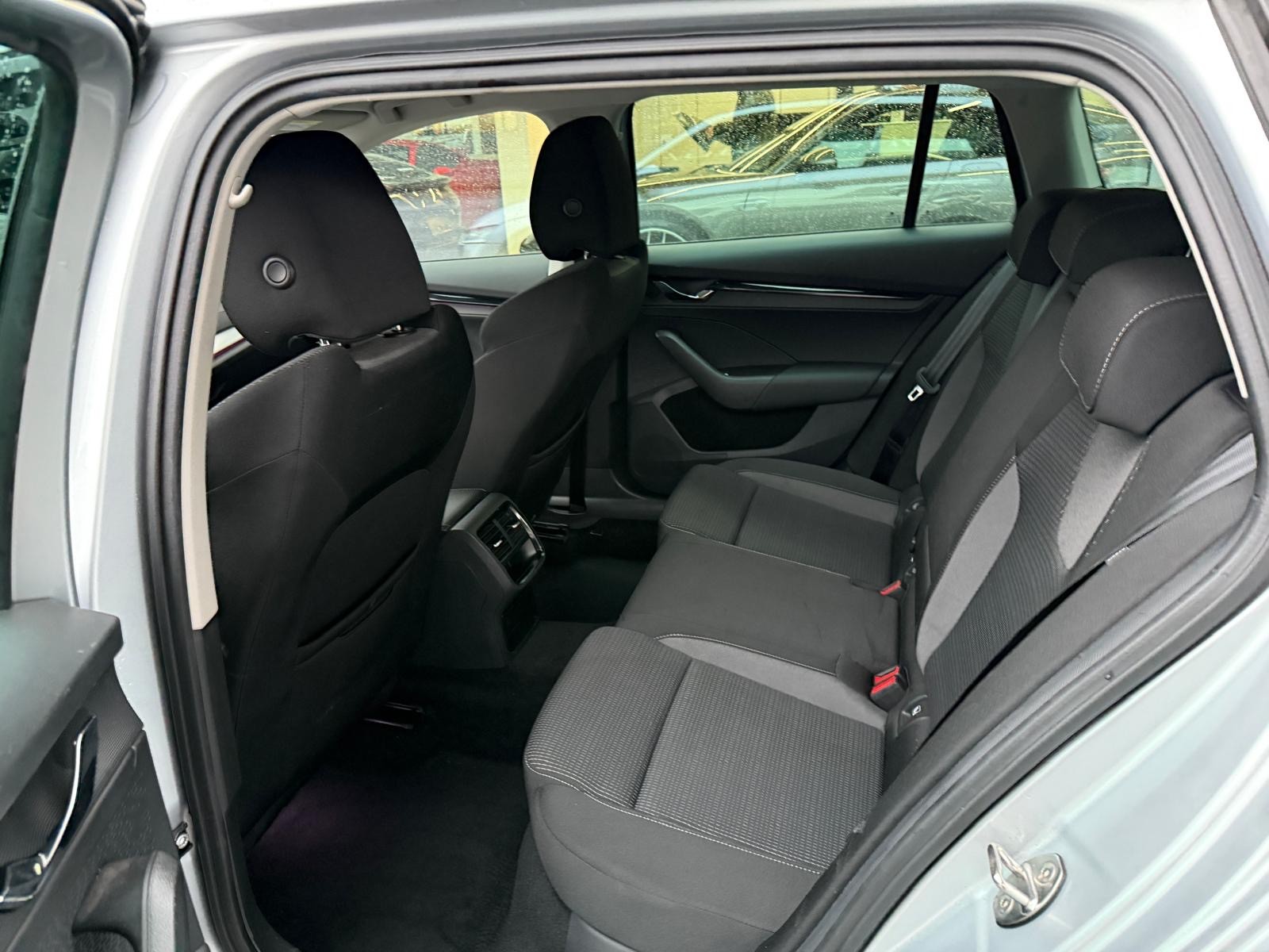 SKODA Octavia Combi 2.0 TDI DSG Ambition 4x4-image-16