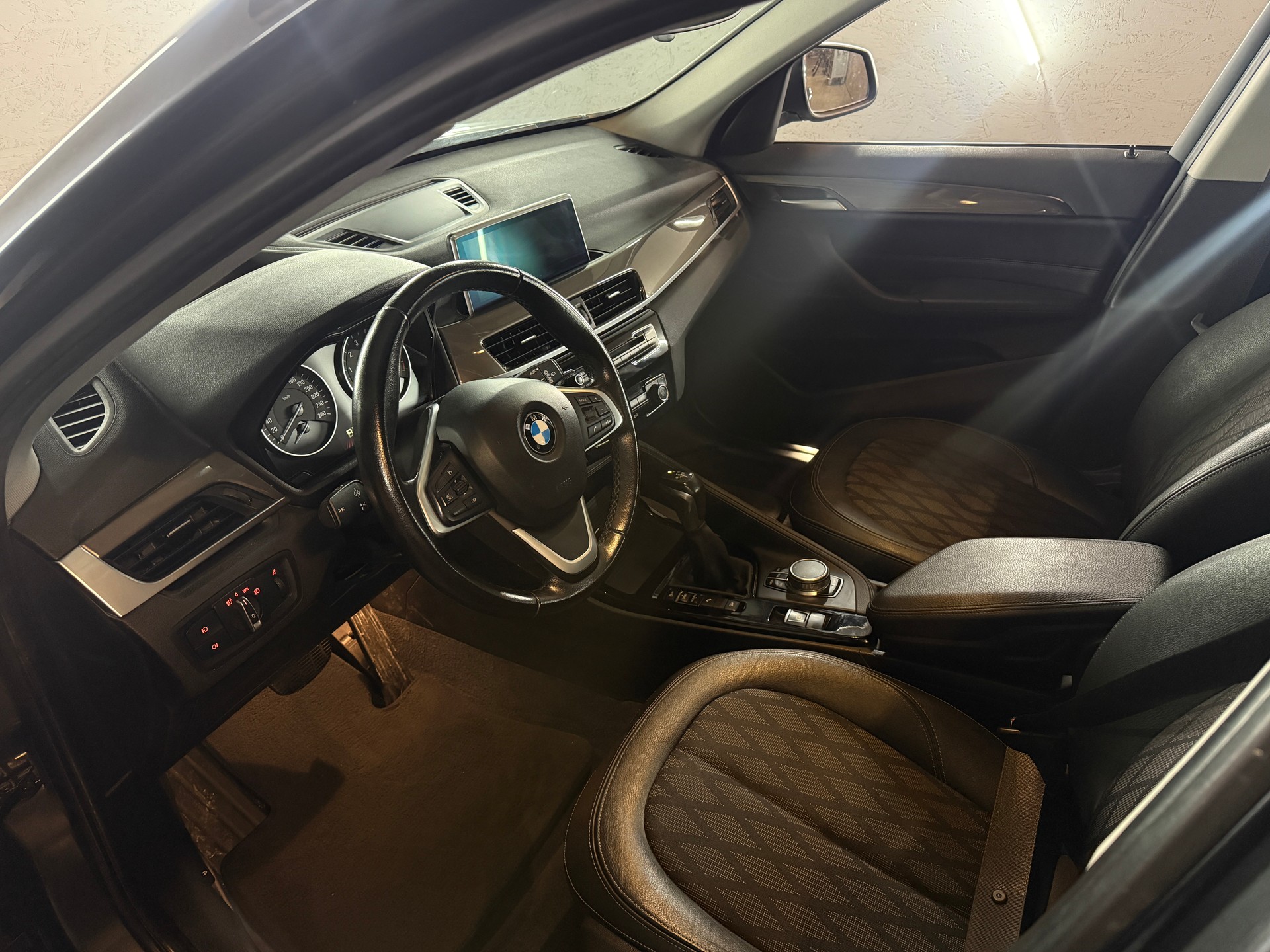 BMW X1 xDrive 20i xLine Steptronic-image-11