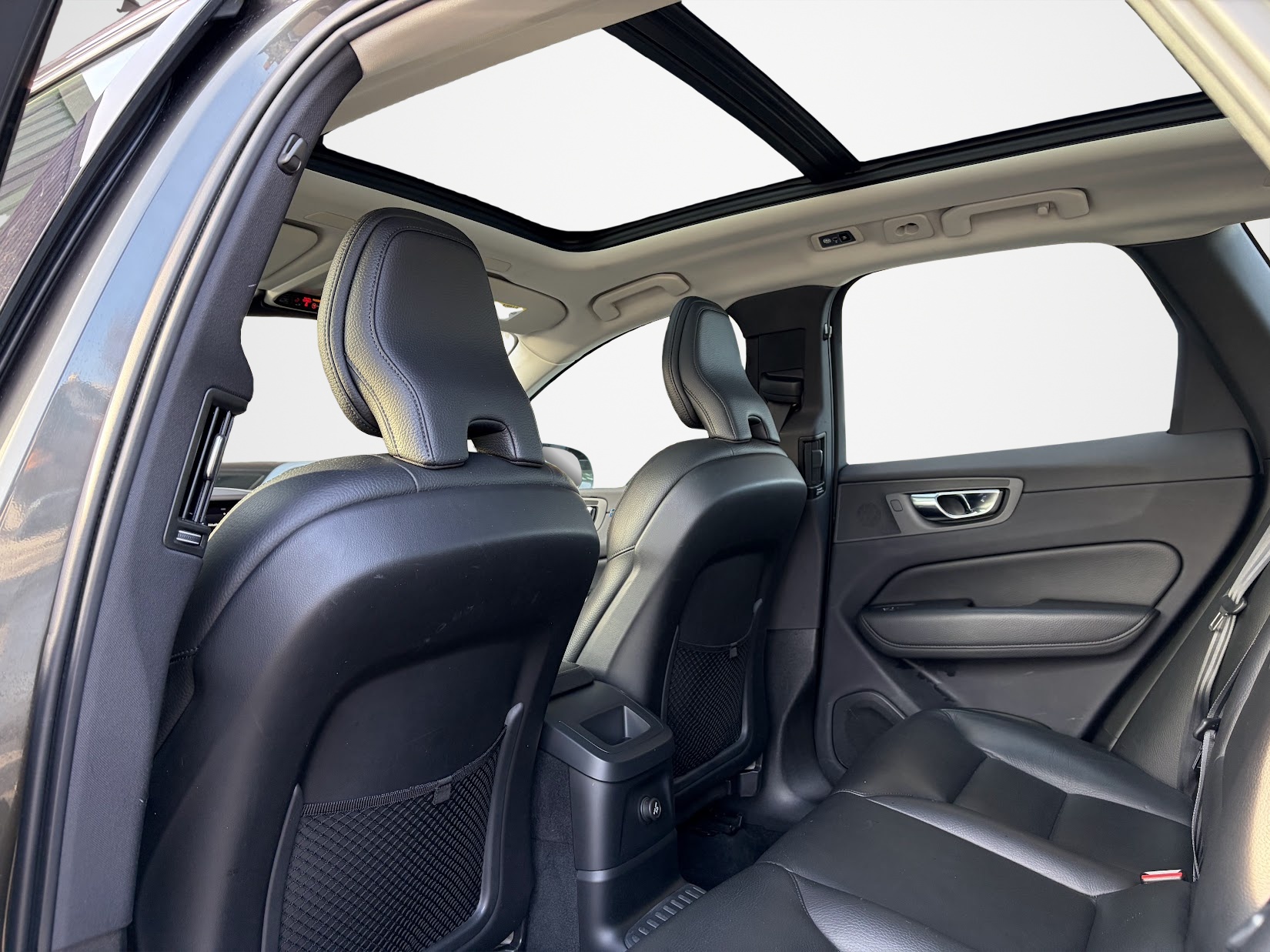 VOLVO XC60 T8 eAWD Momentum Geartronic-image-11