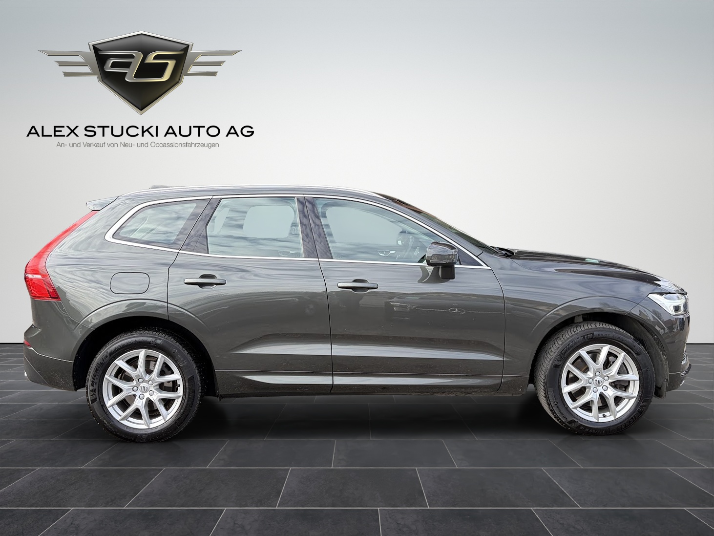 VOLVO XC60 T8 eAWD Momentum Geartronic-image-4