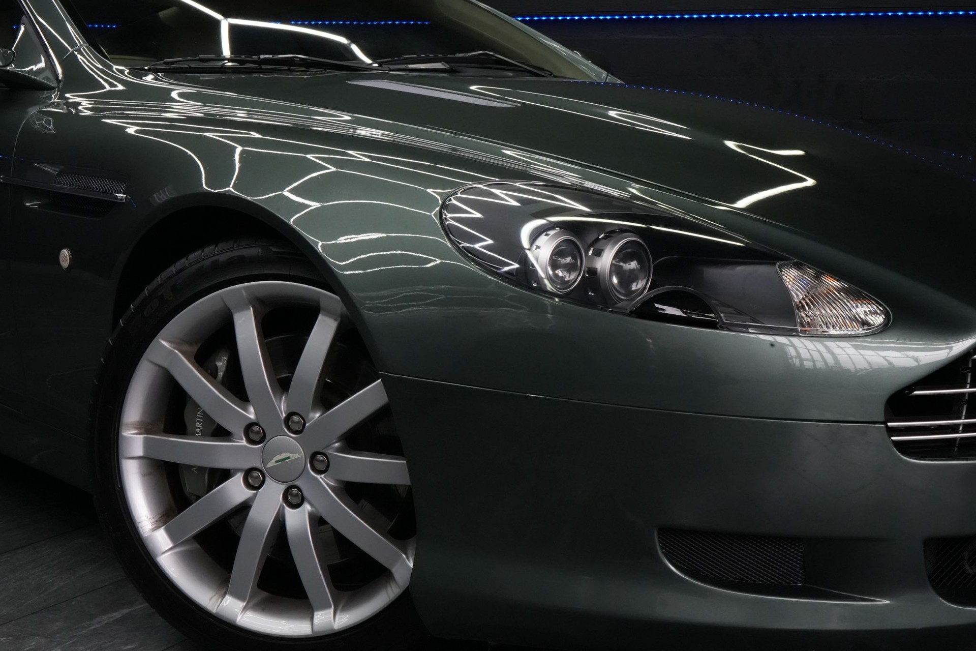 ASTON MARTIN DB9 Touchtronic 2-showroom-element-1