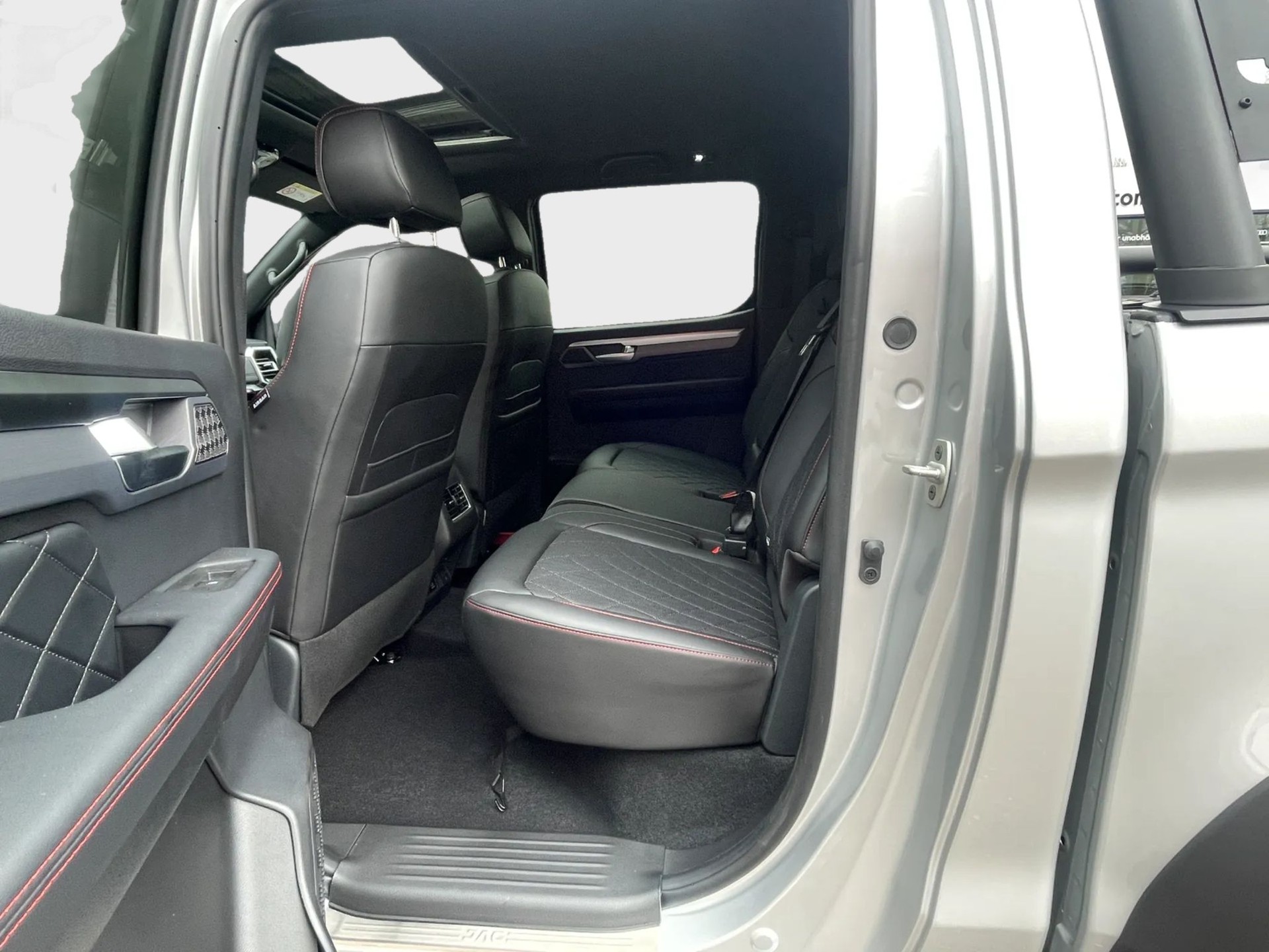 JAC T9 EV 4x4 black silver edition-image-9