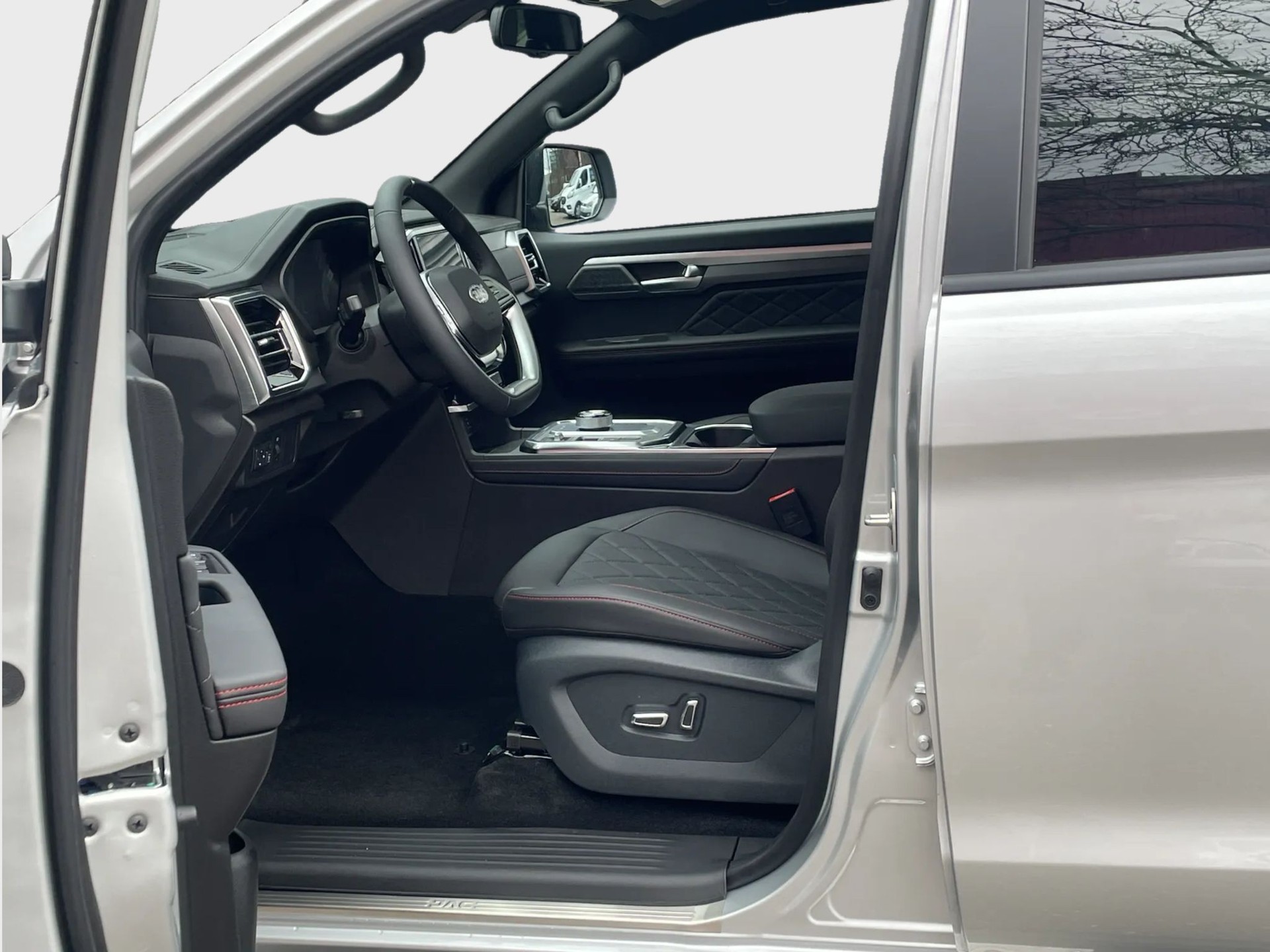 JAC T9 EV 4x4 black silver edition-image-11