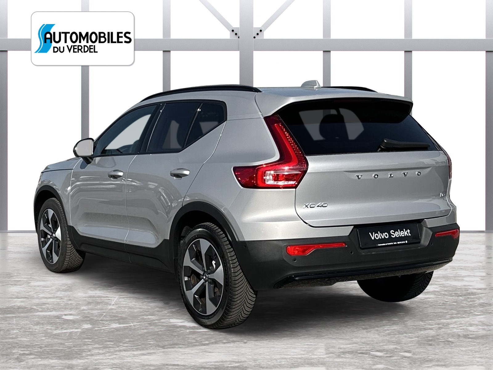 VOLVO XC40 2.0 B4 MH Plus Dark-image-2