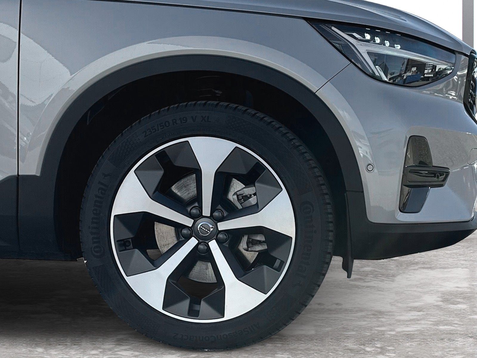 VOLVO XC40 2.0 B4 MH Plus Dark-image-6