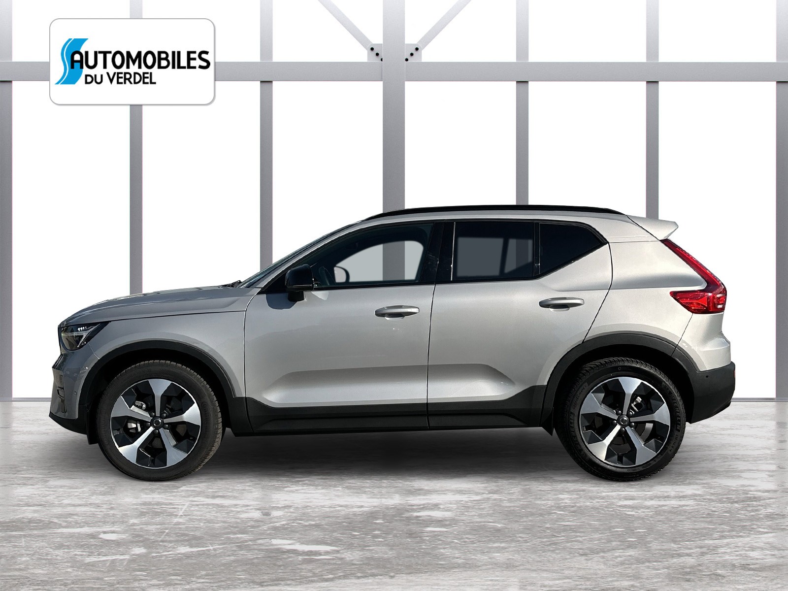 VOLVO XC40 2.0 B4 MH Plus Dark-image-1
