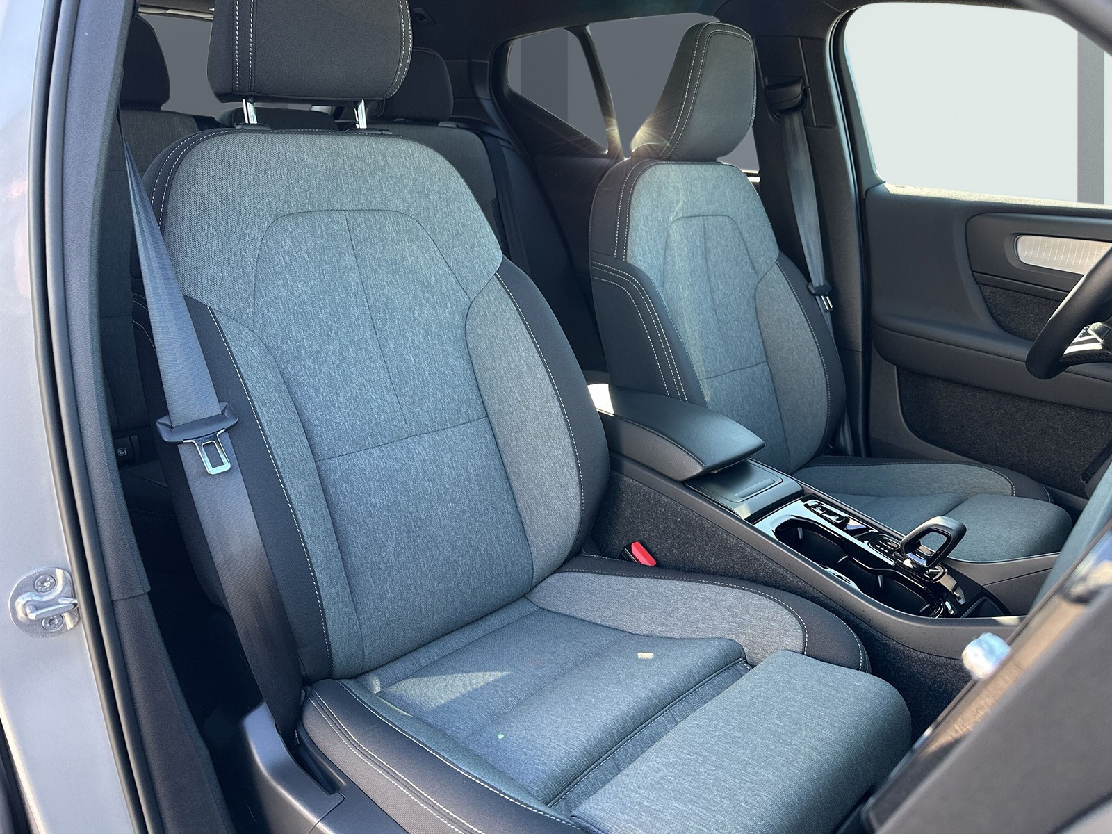 VOLVO XC40 2.0 B4 MH Plus Dark-image-11