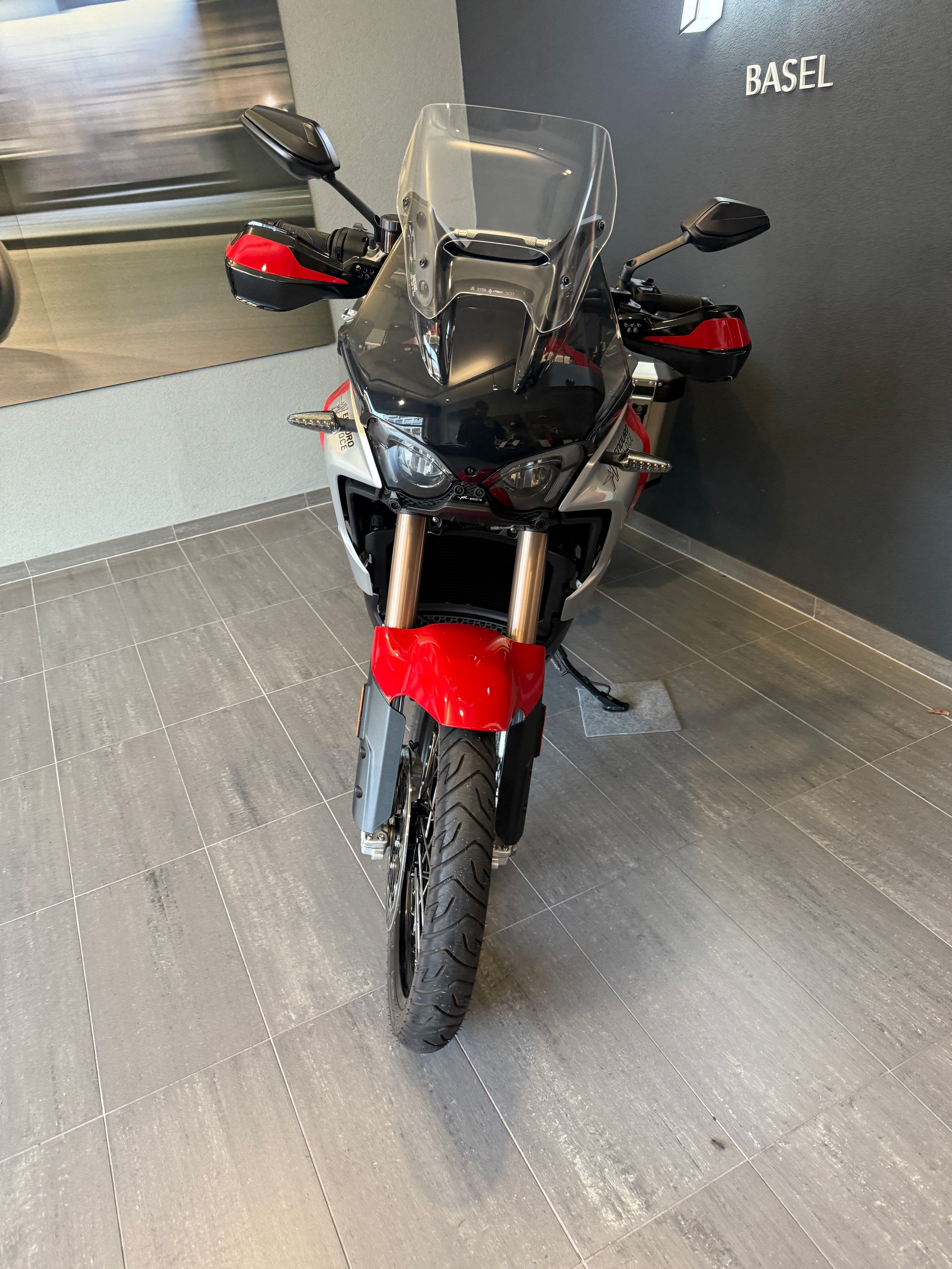 MV AGUSTA Enduro Veloce-showroom-element-3