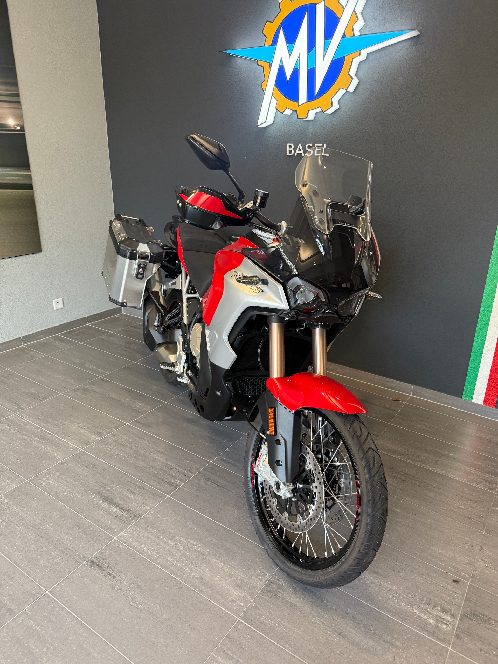 MV AGUSTA Enduro Veloce-showroom-element-2