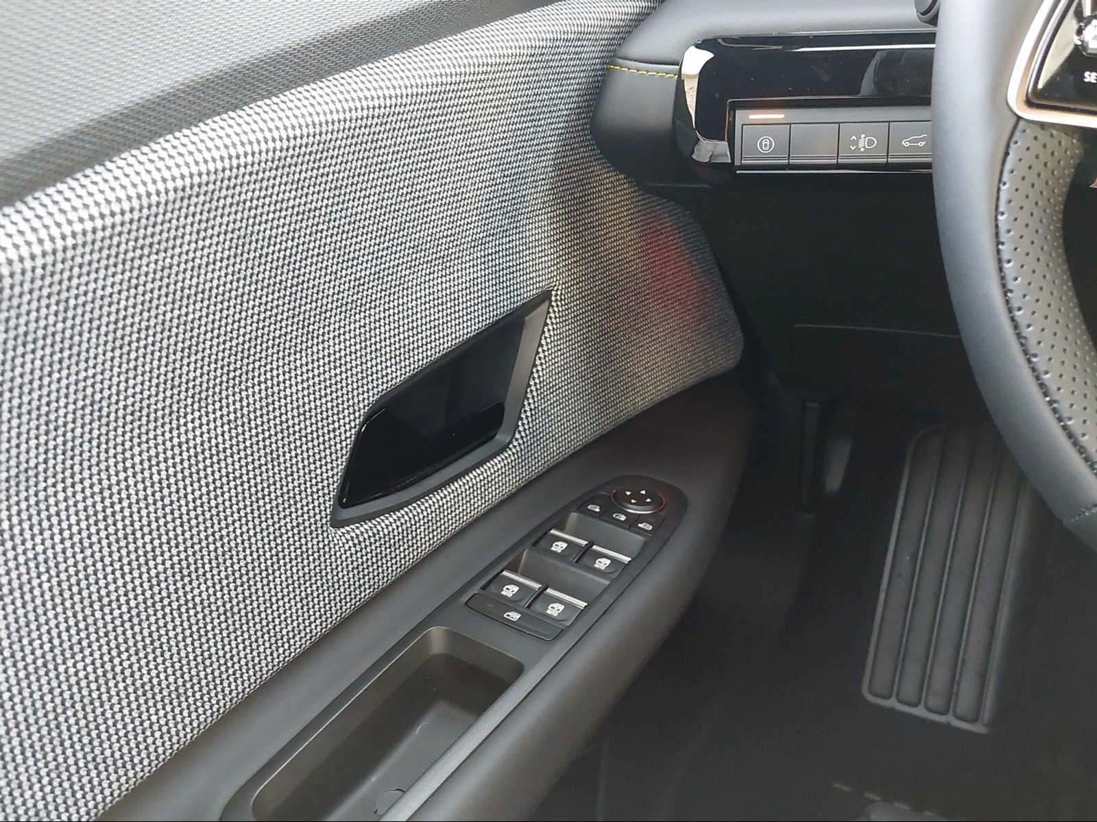 RENAULT R4 E-Tech Comfort Range iconic-image-14