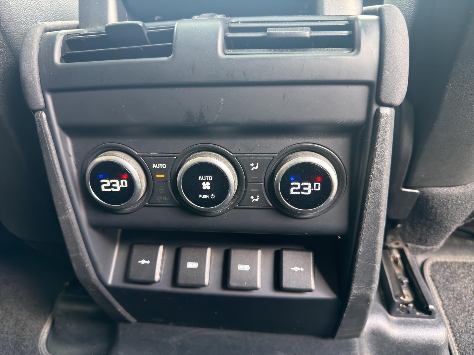 LAND ROVER Defender 110 D240 SD4 S AT8-image-17