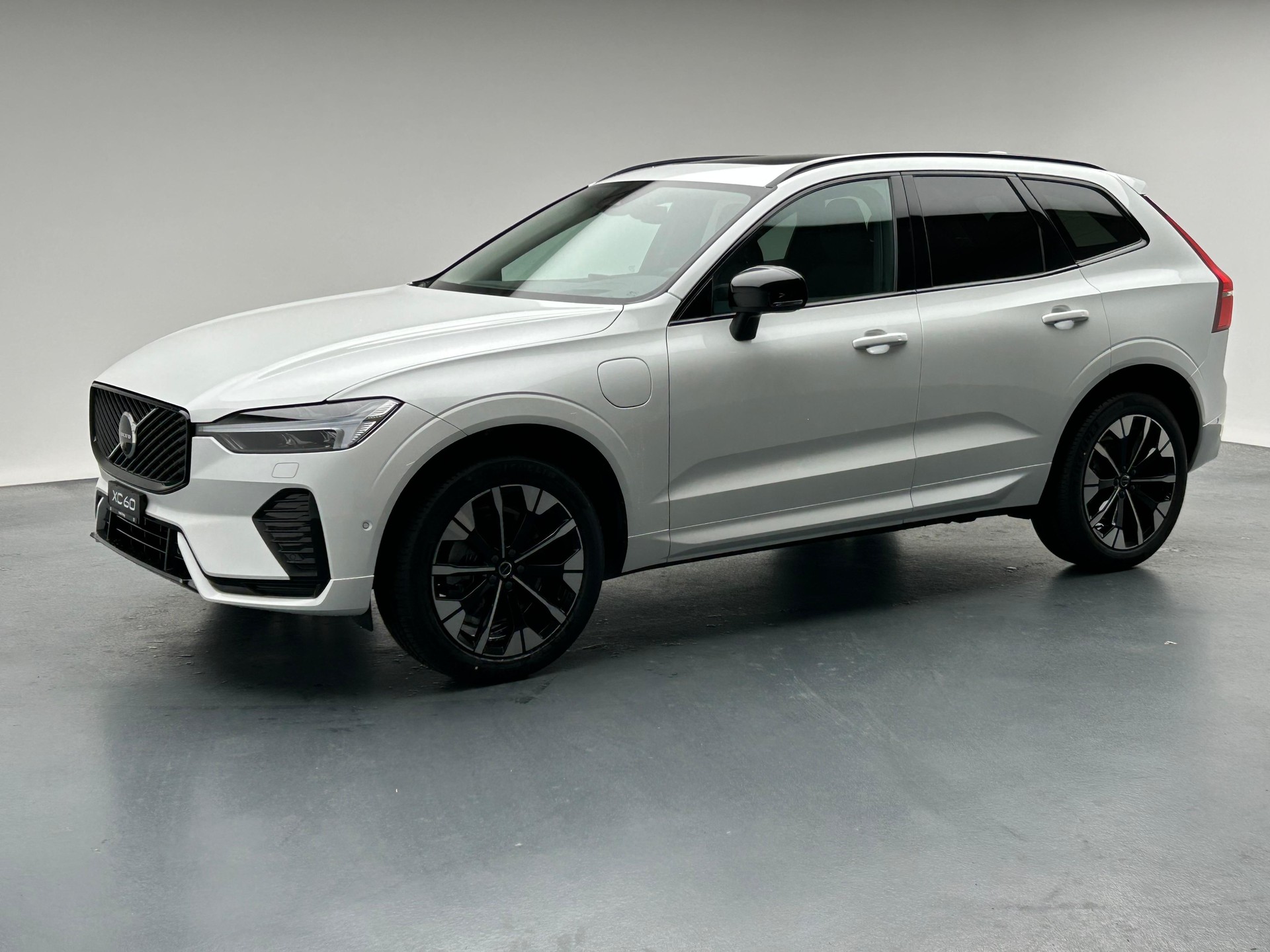 VOLVO XC60 2.0 T6 TE Ultra Dark eAWD-image-1
