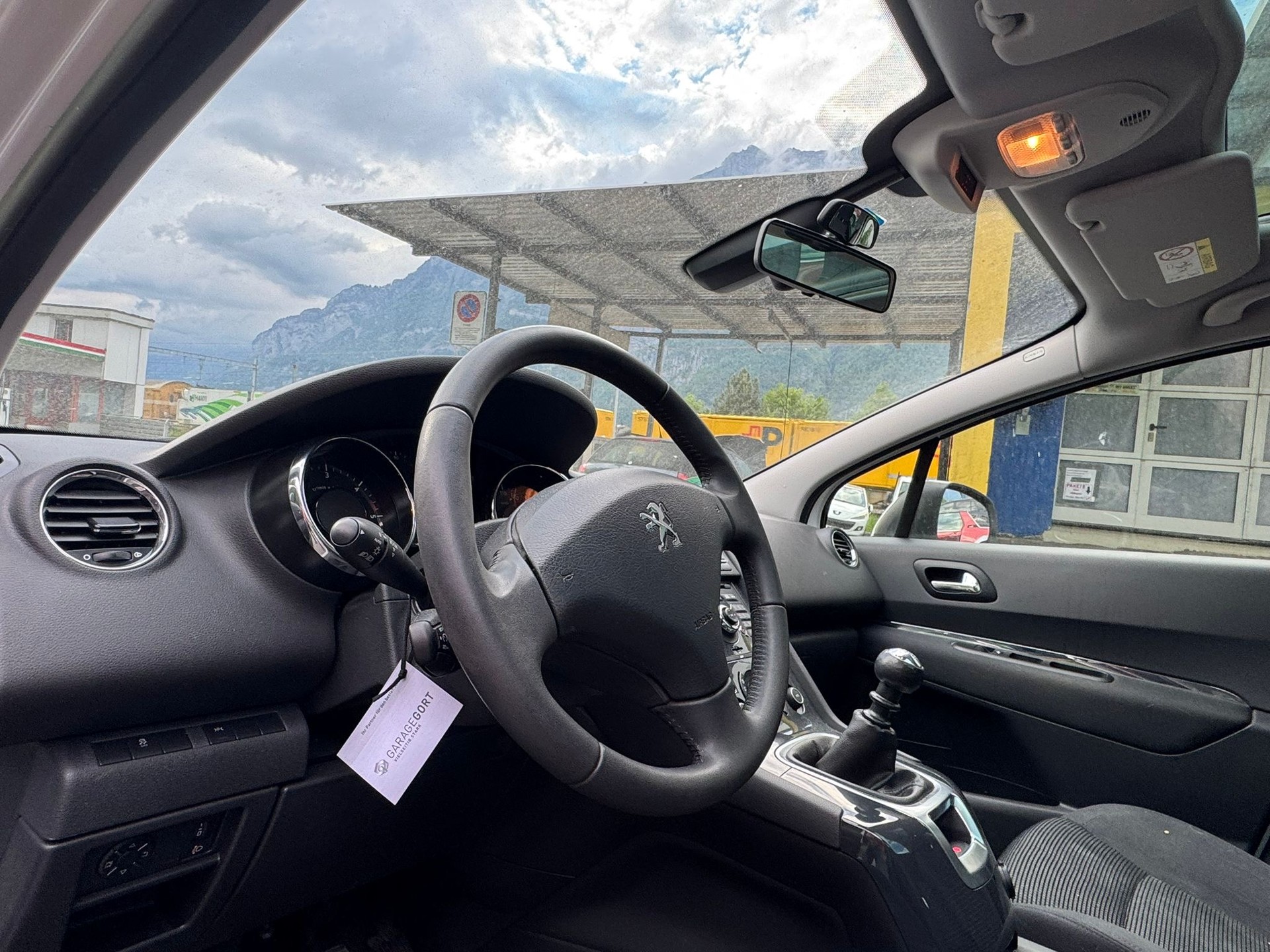 PEUGEOT 5008 2.0 HDI Style-image-9