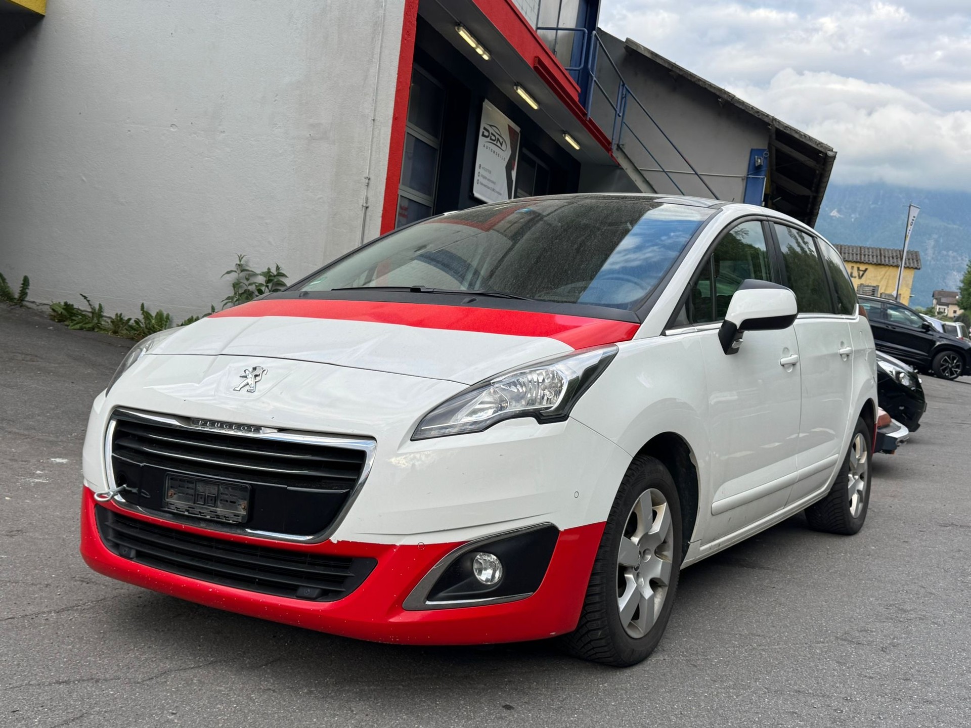 PEUGEOT 5008 2.0 HDI Style-image-0