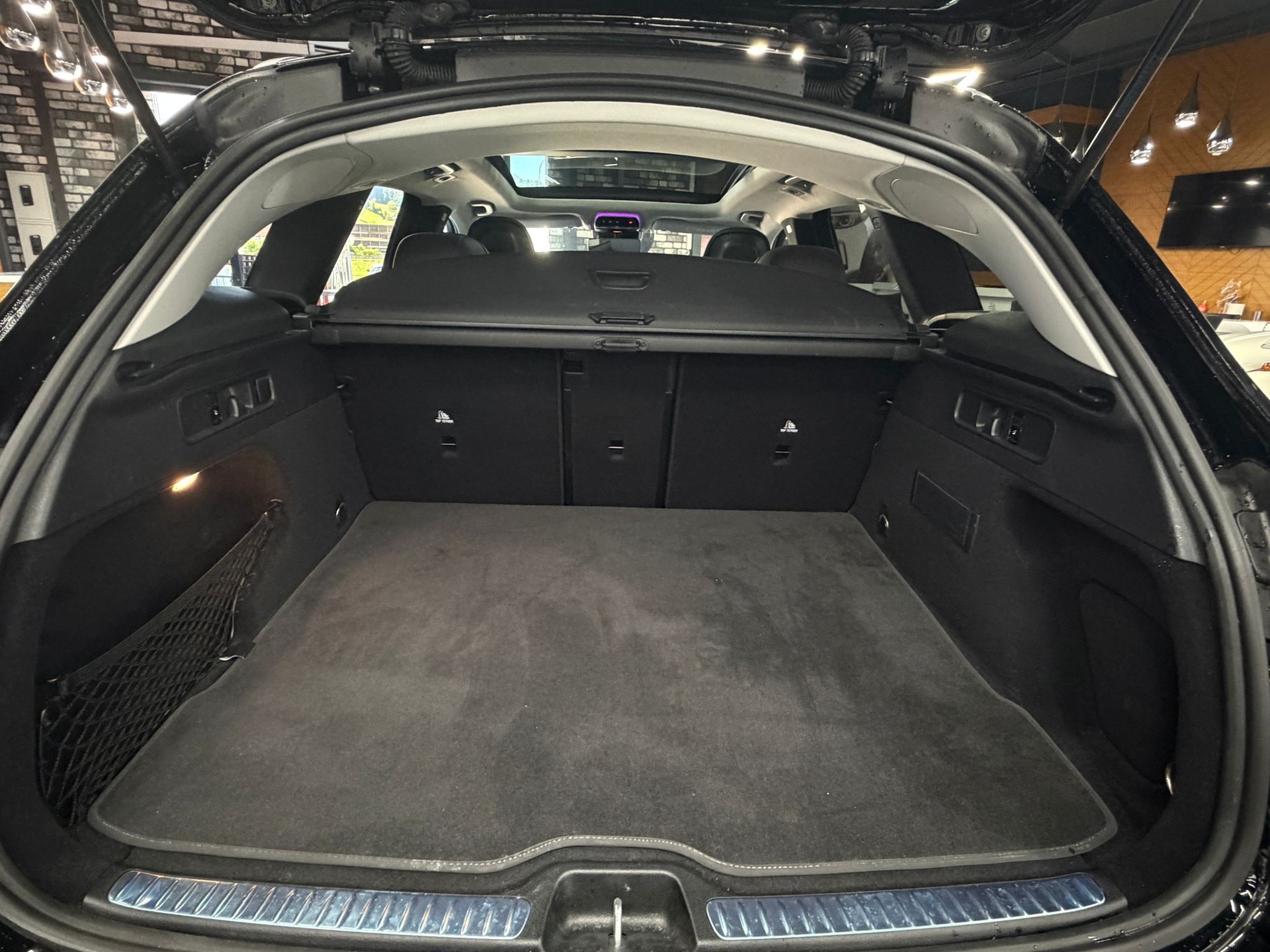 MERCEDES-BENZ GLC 200 4Matic AMG Line 9G-Tronic-image-16