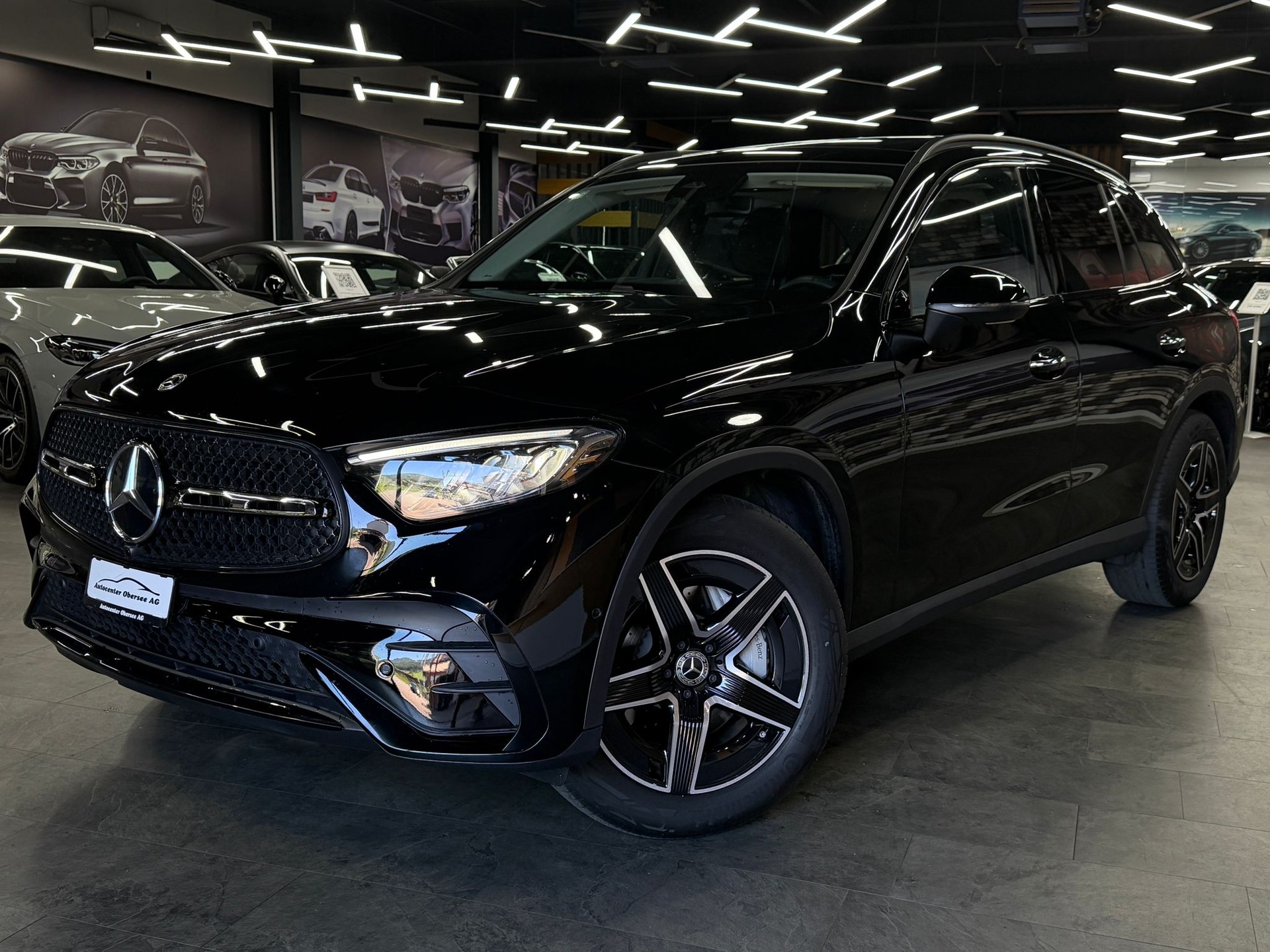 MERCEDES-BENZ GLC 200 4Matic AMG Line 9G-Tronic-showroom-element-3
