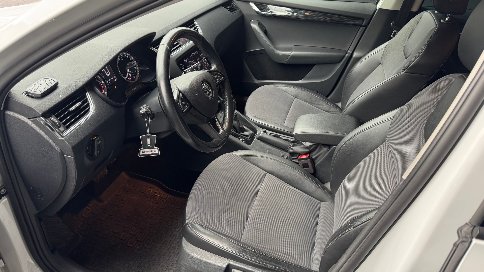 SKODA Octavia Combi 2.0 TDI Style DSG 4x4-image-6