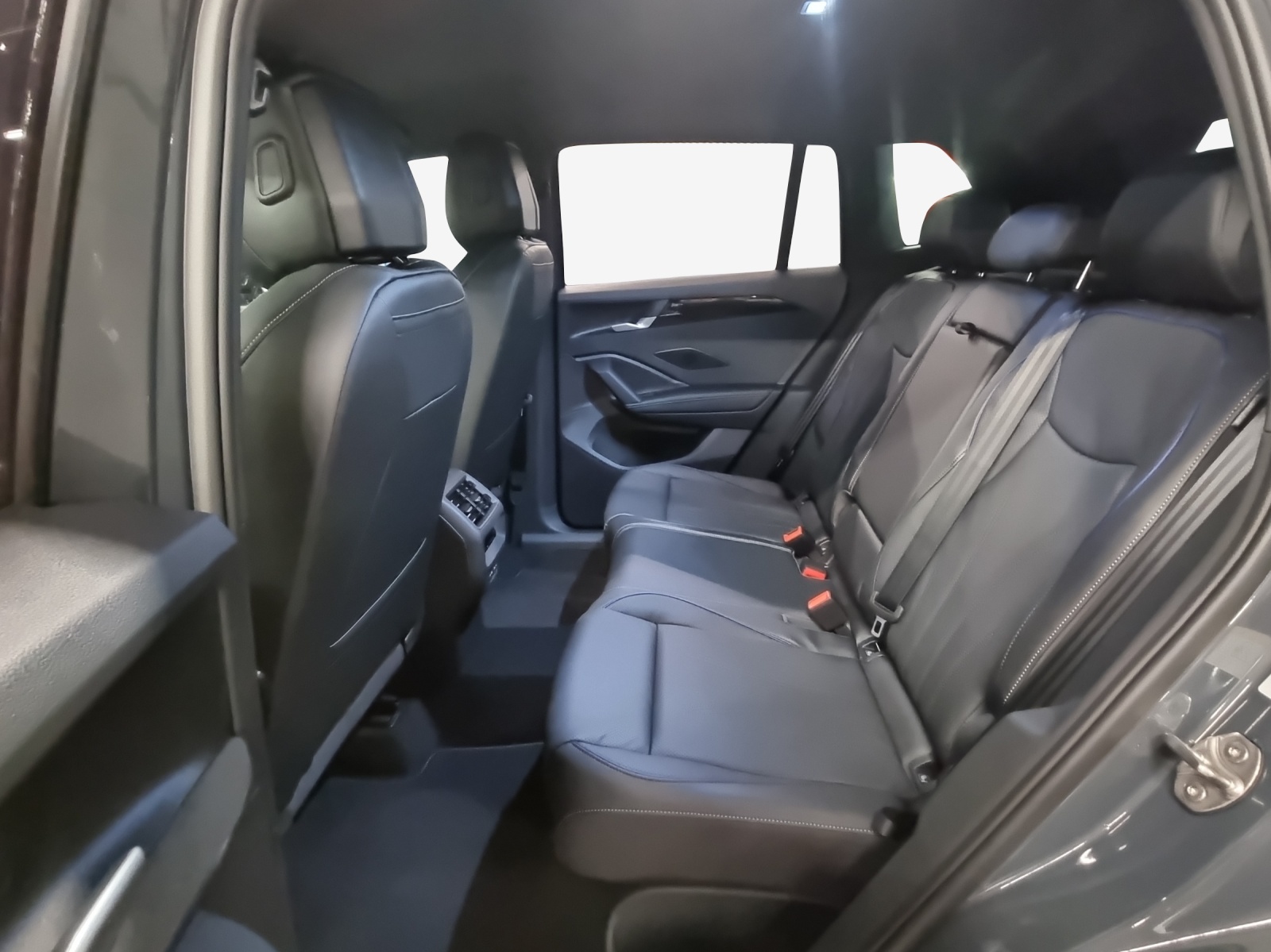 VW Tiguan 2.0 TDI SCR R-Line 4Motion DSG-image-11
