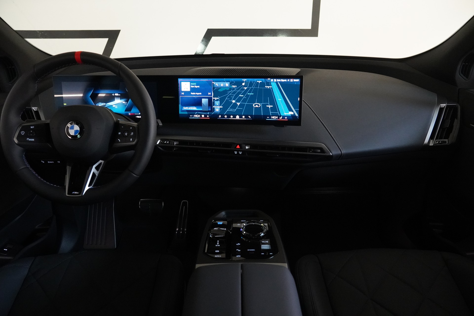 BMW iX M70 xDrive-image-17