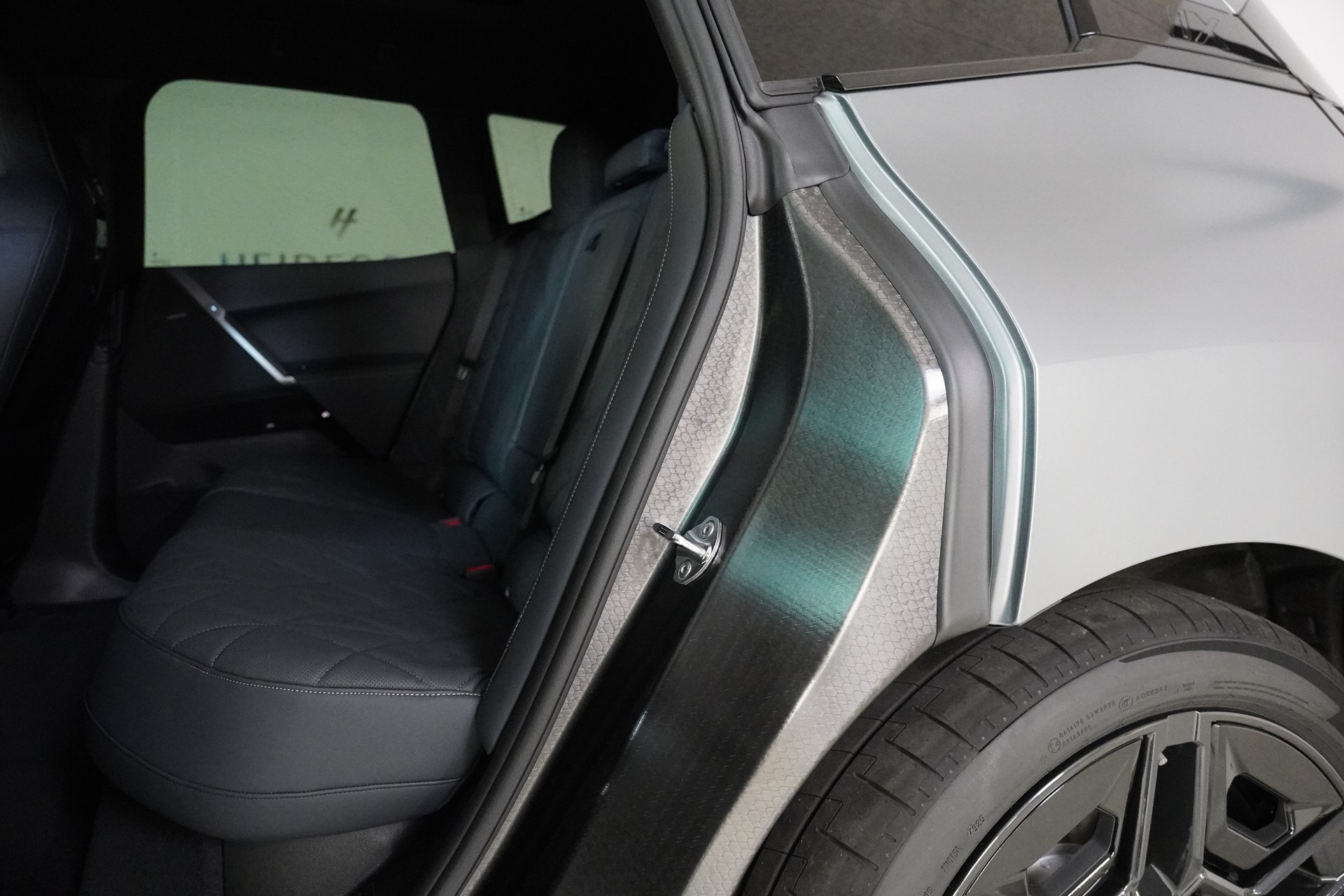 BMW iX M70 xDrive-image-12