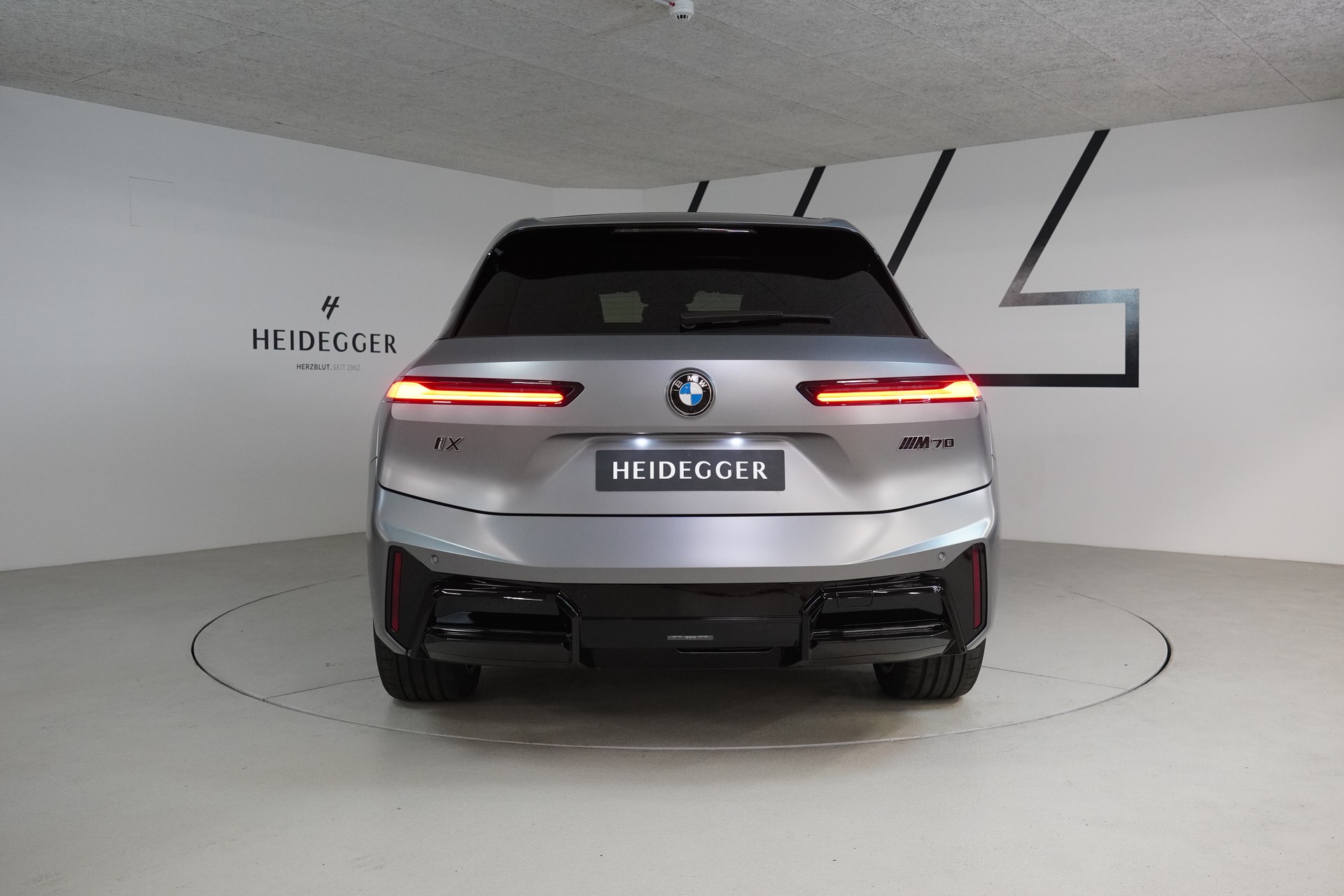 BMW iX M70 xDrive-image-5
