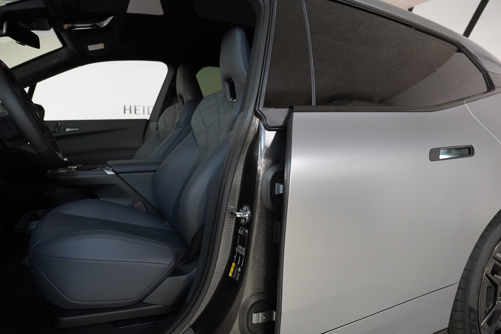 BMW iX M70 xDrive-image-10