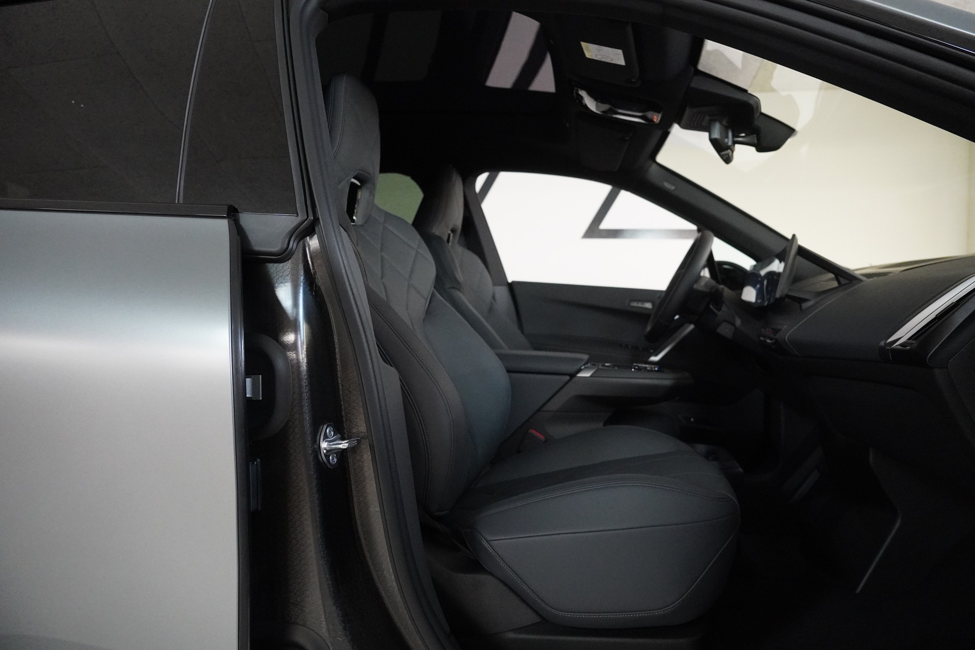 BMW iX M70 xDrive-image-13